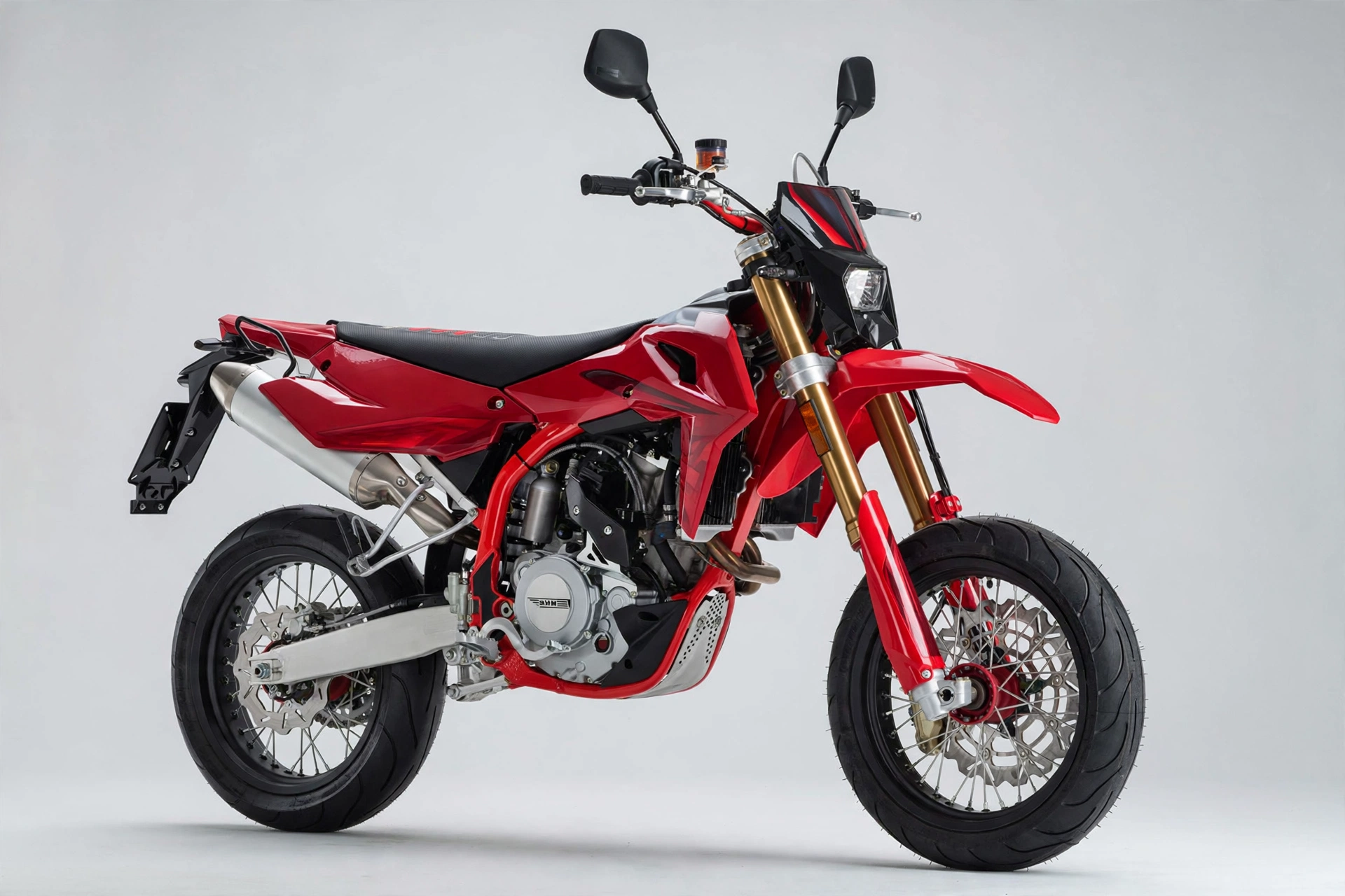 SWM SM 500 R 2024 en color rojo, vista lateral supermotard