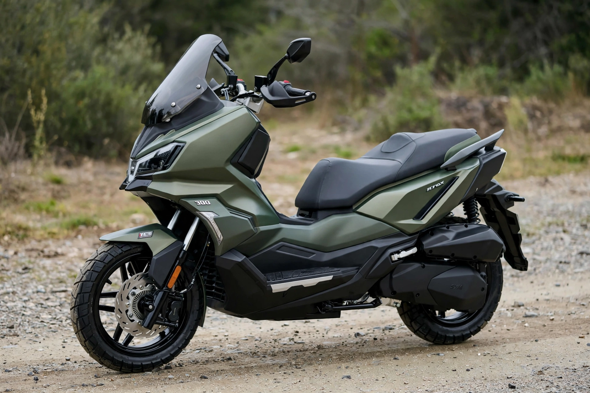SYM ADX 300, vista tres cuartos con estética adventure