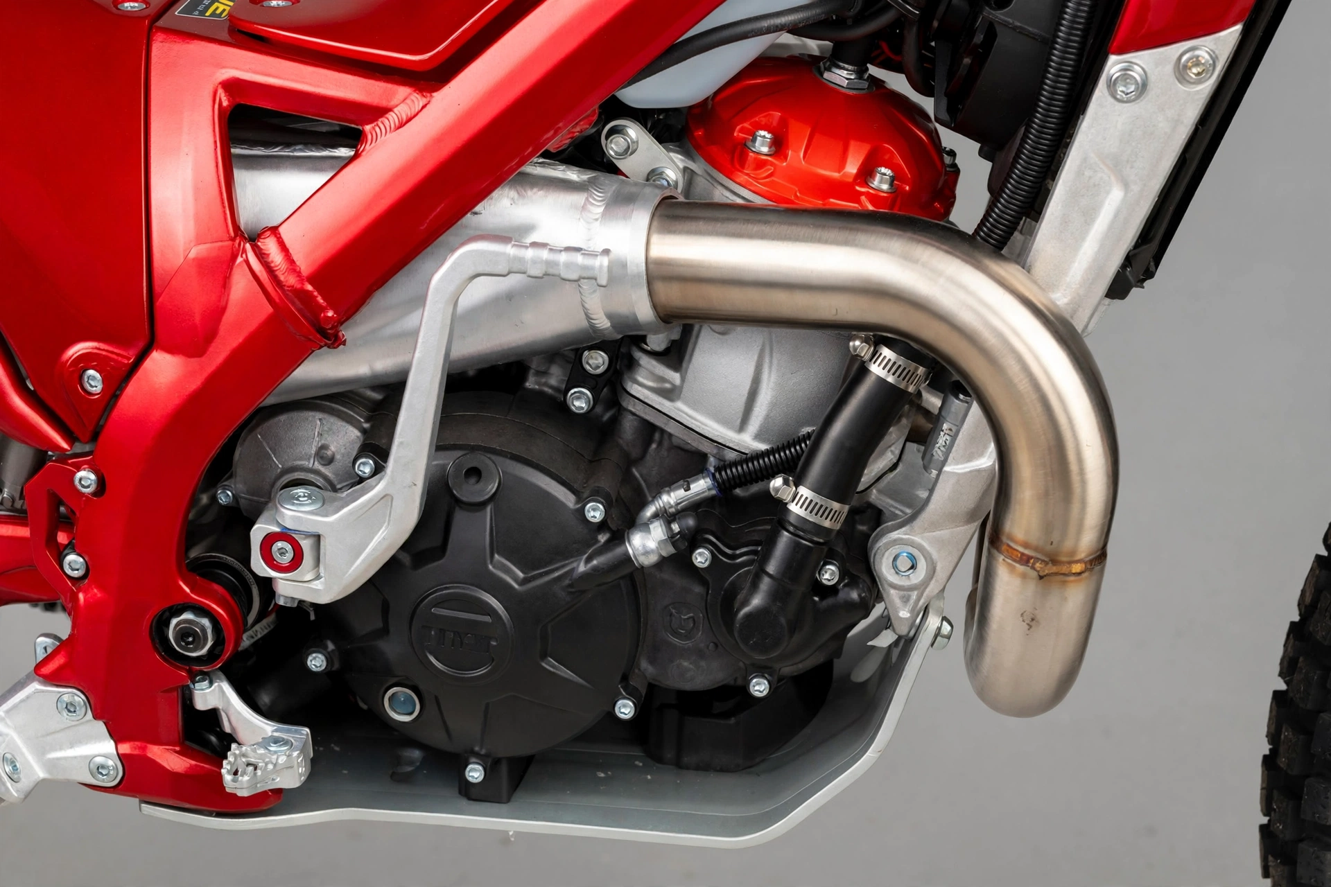 Detalle del arranque eléctrico de la TRS One R 300 2025