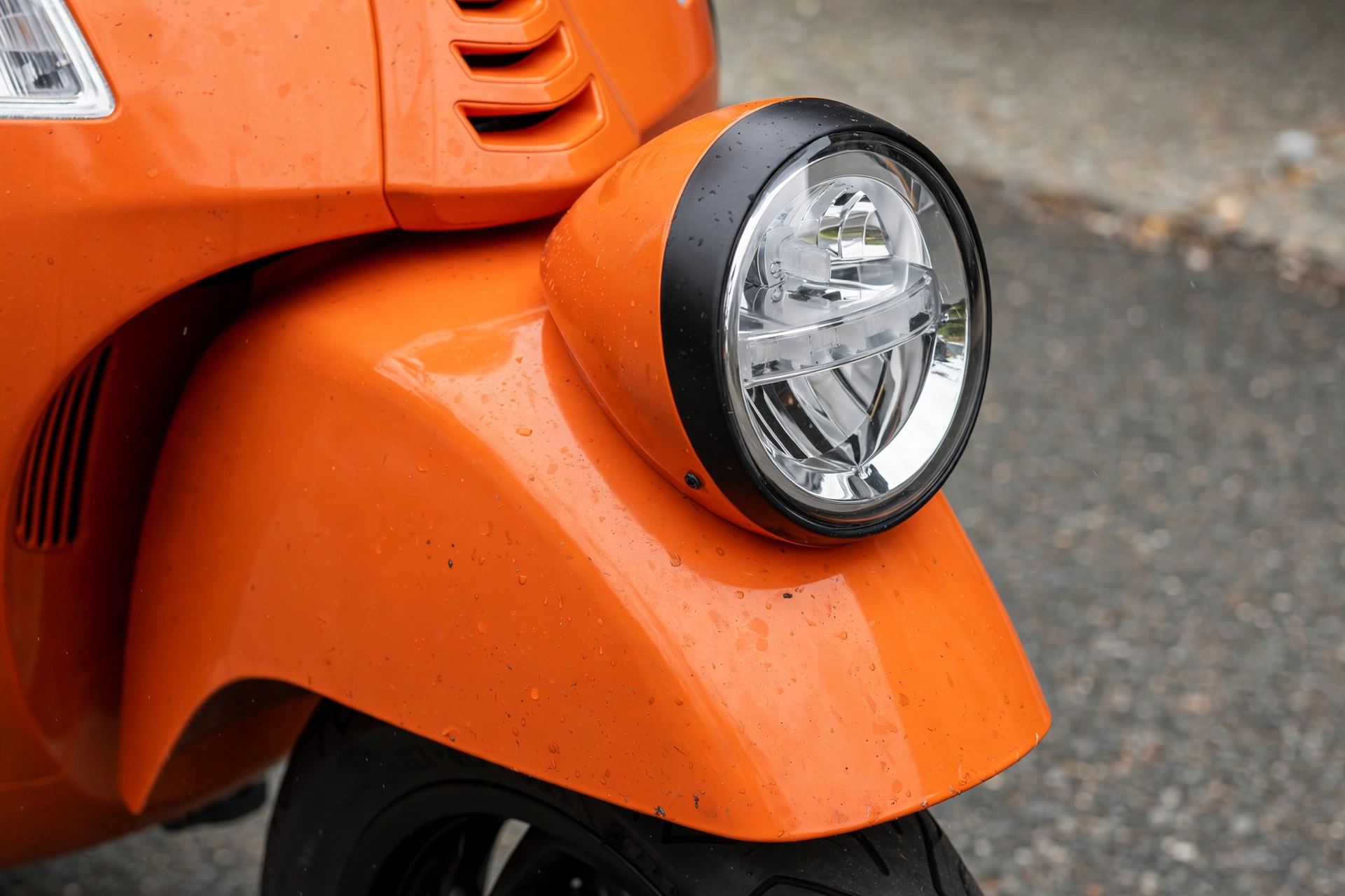 Vespa GTV 310, detalle del faro bajo sobre el guardabarros