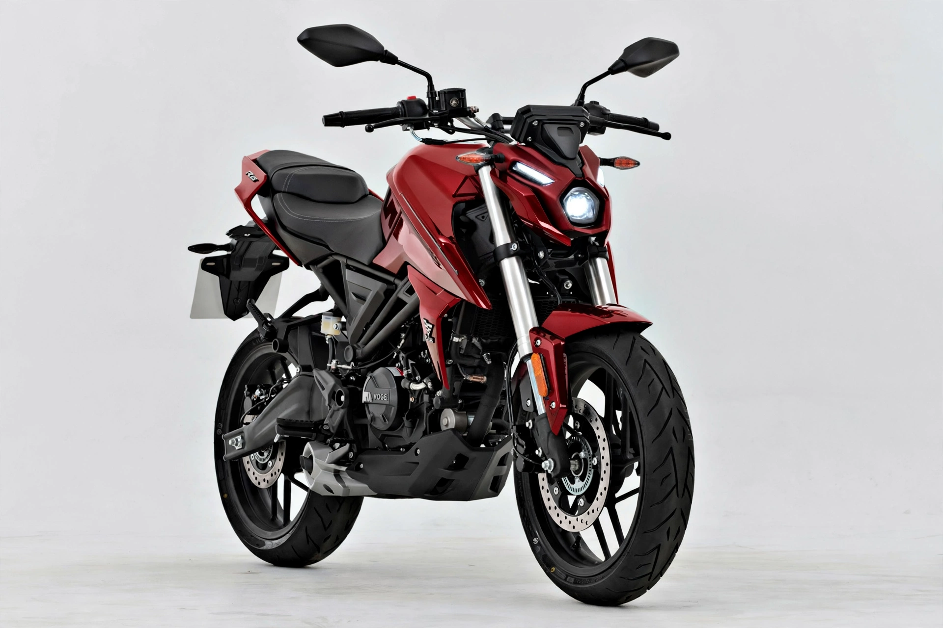 Voge 125R 2025 en color rojo, vista tres cuartos de la naked 125
