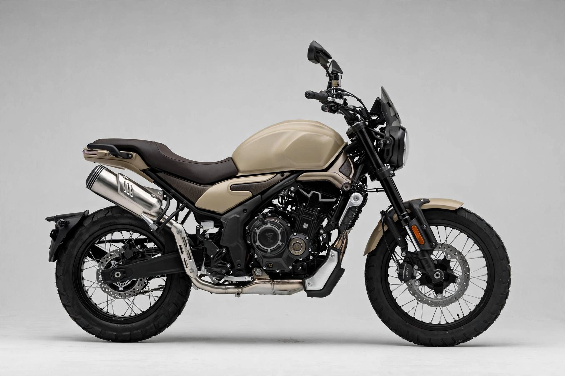 Voge 525ACX 2024, vista lateral scrambler