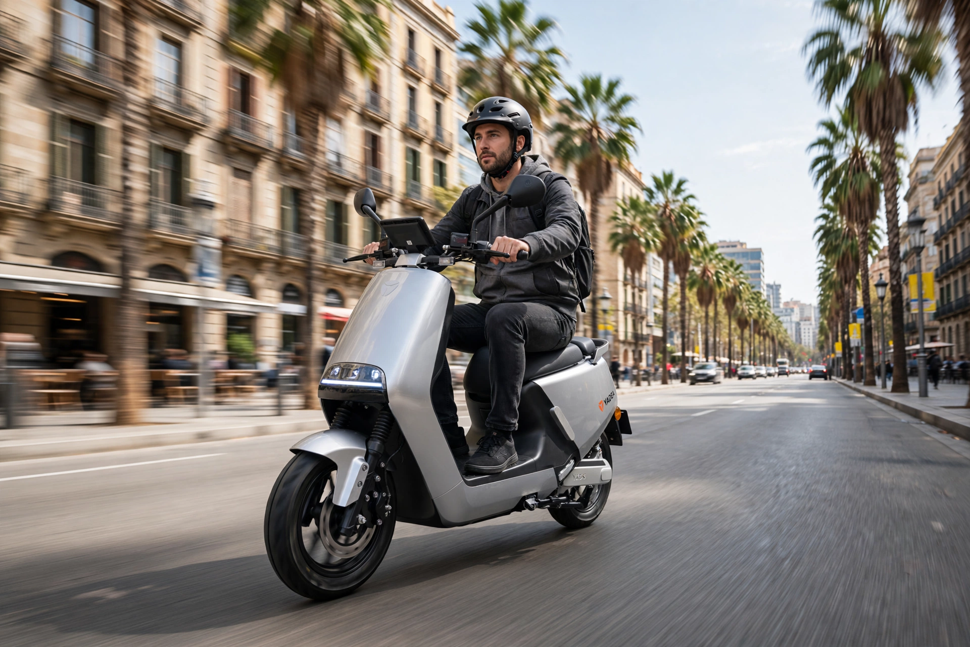 Yadea G5 S 2025 en un bulevar de Barcelona