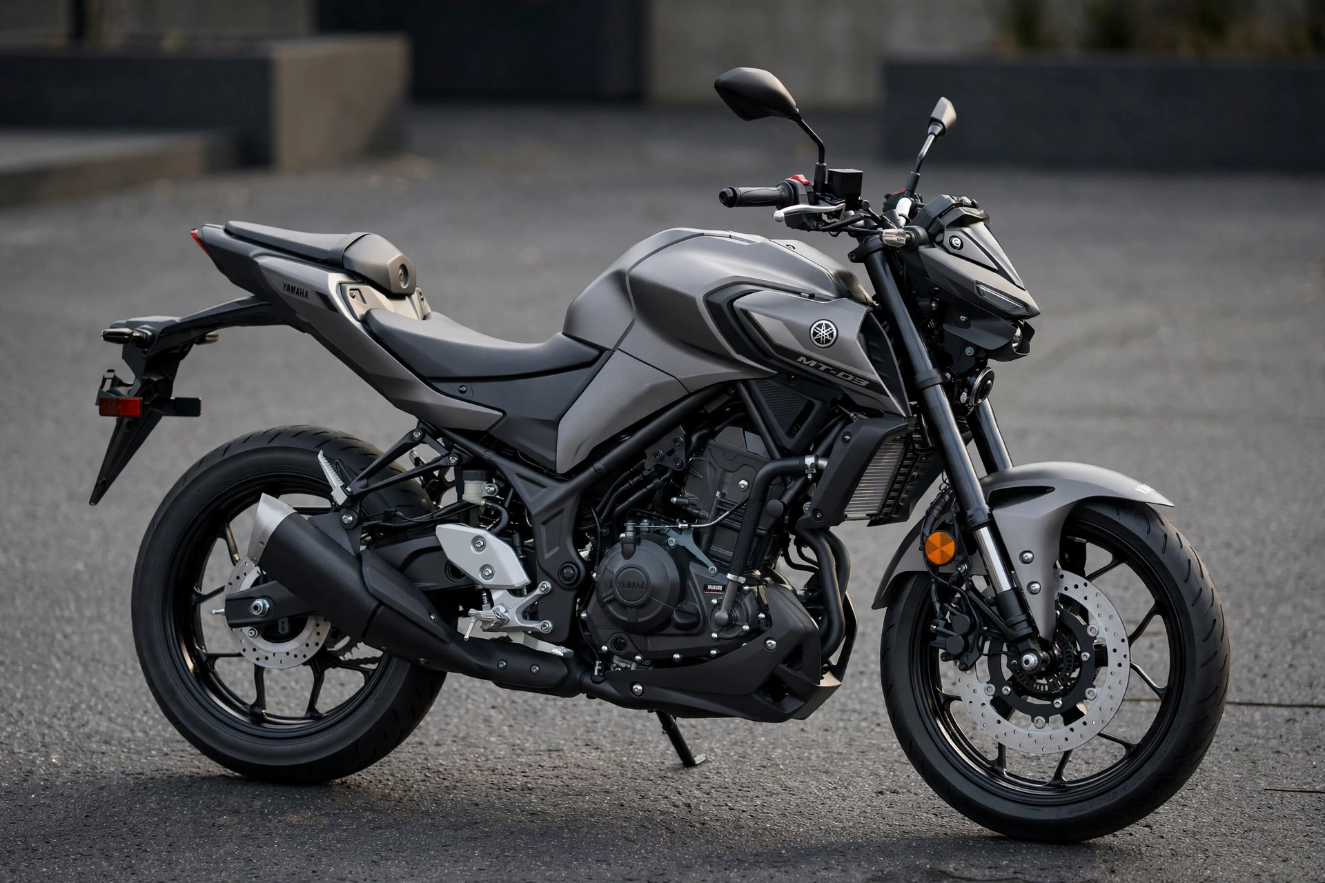 Yamaha MT-03 2025 gris en tres cuartos