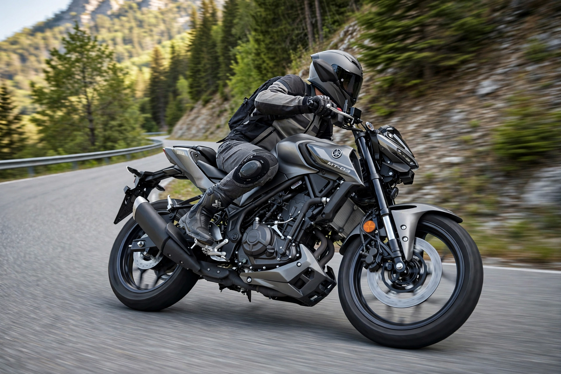 Yamaha MT-03 2025 en calle urbana