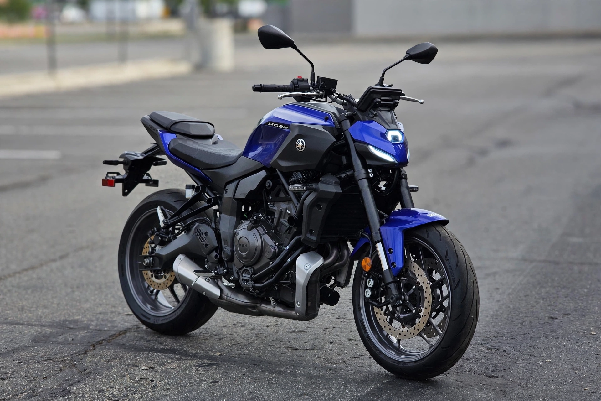 Yamaha MT-07 2025 azul en tres cuartos