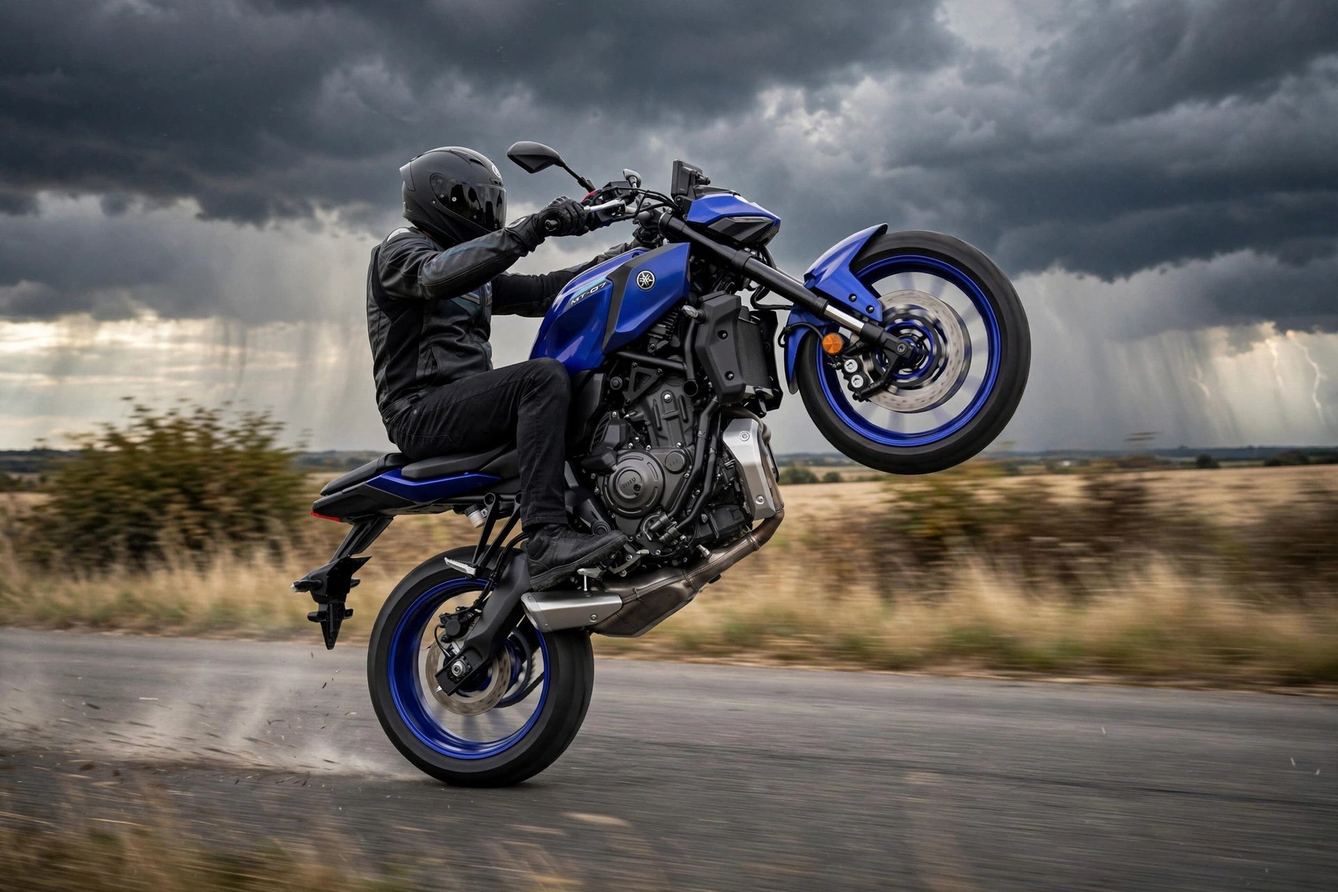 Yamaha MT-07 2025 en carretera de montaña