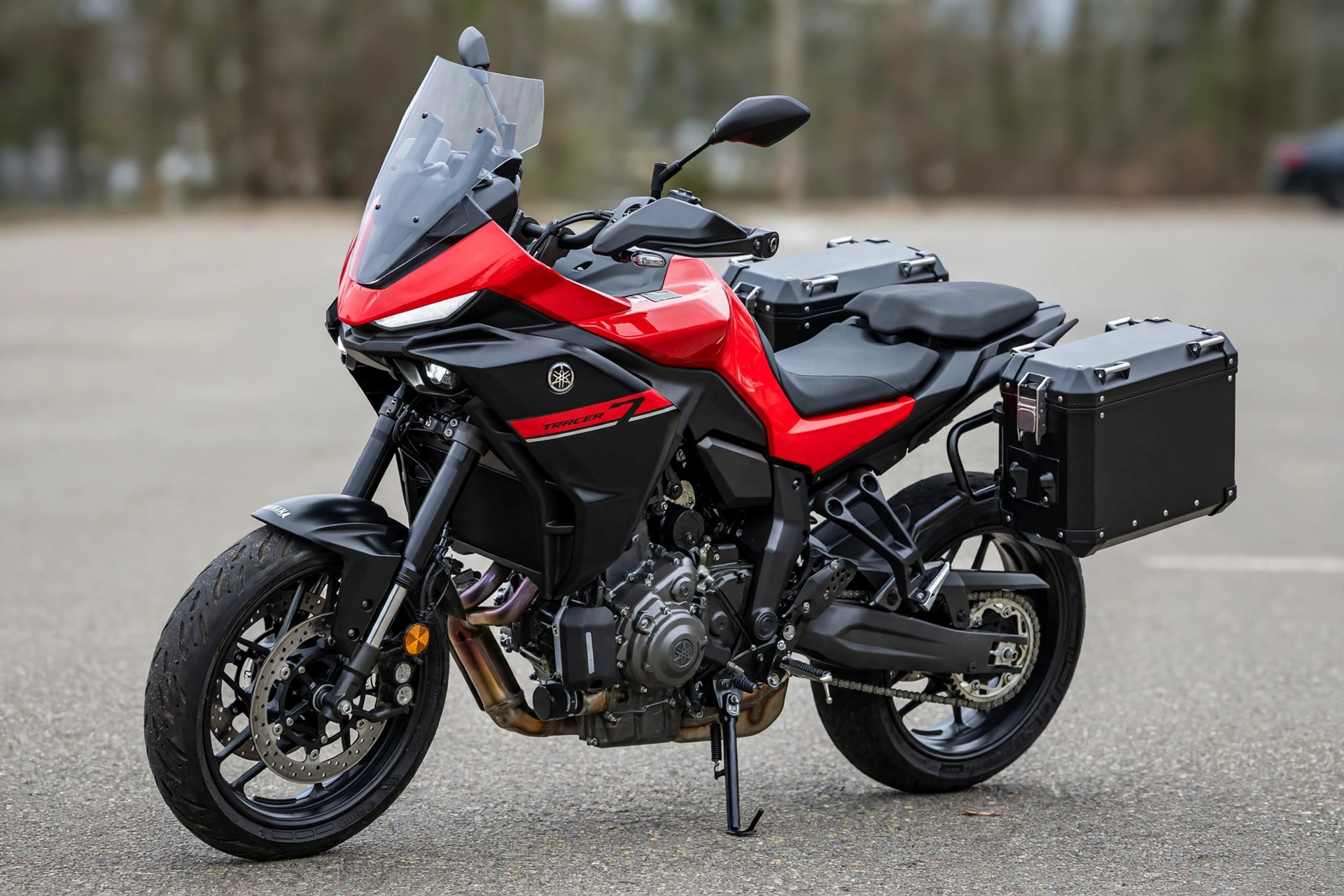 Yamaha Tracer 7 2025 roja en tres cuartos