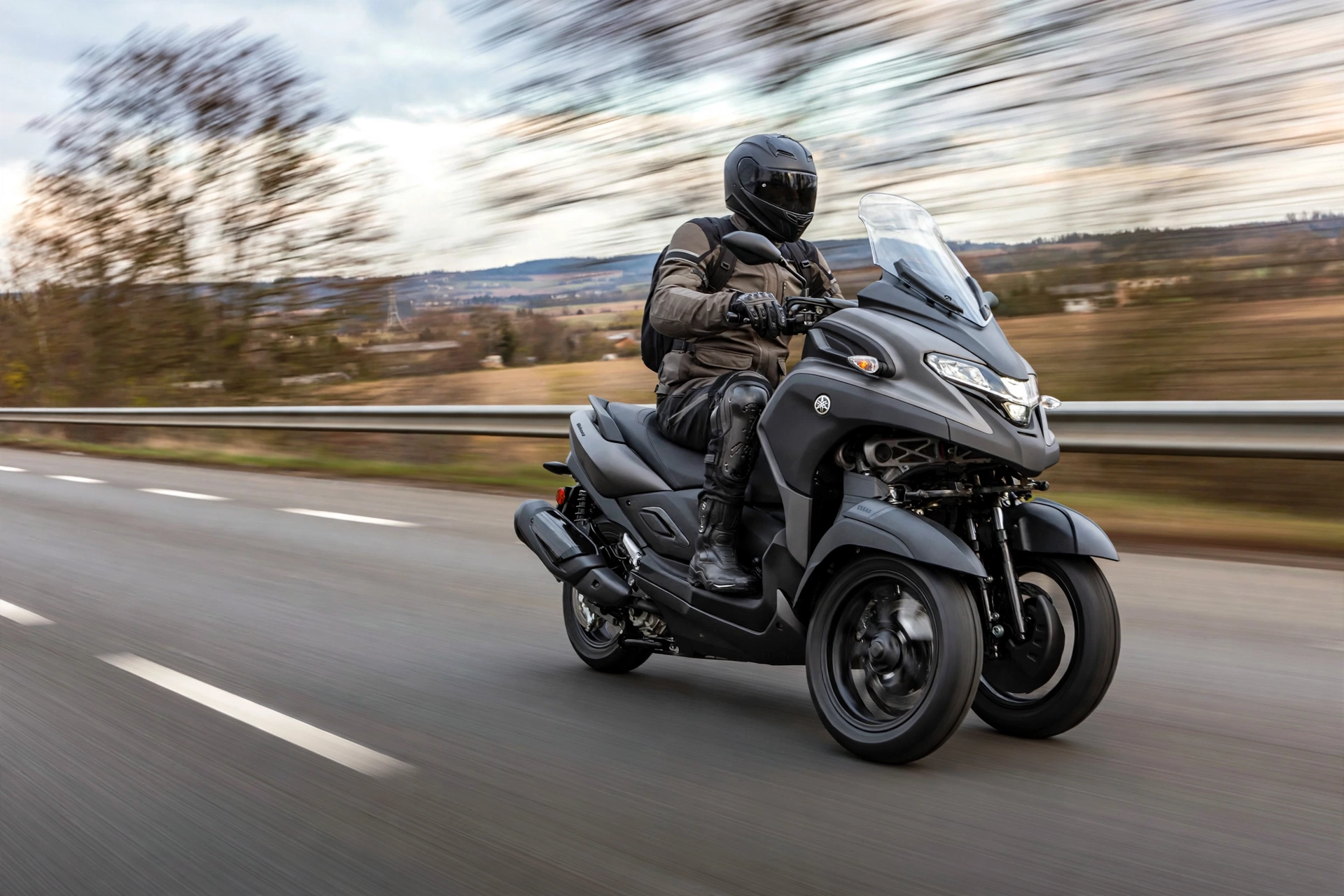 Yamaha Tricity 300 2025 en autopista