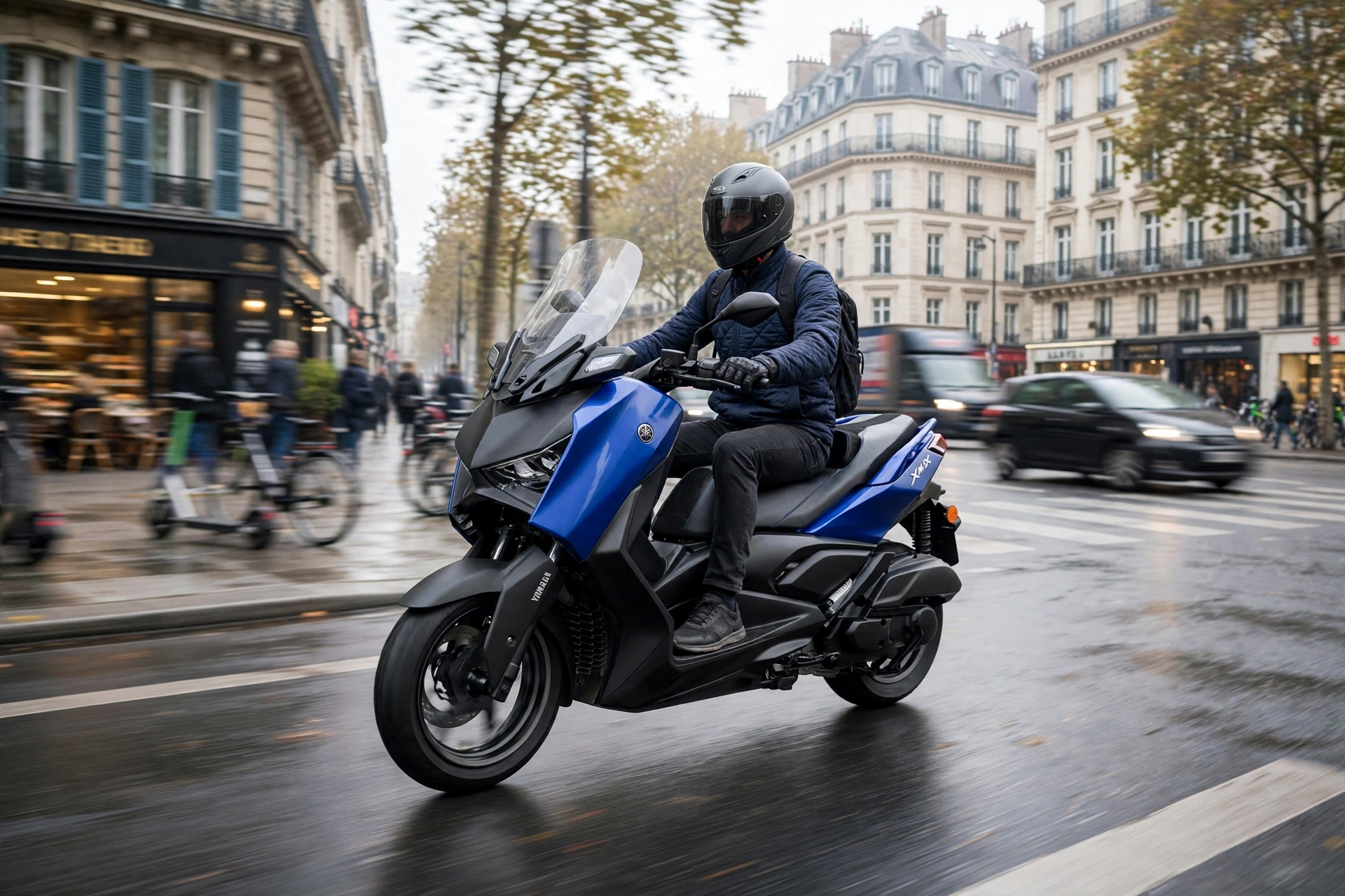 Yamaha XMAX 125 2025 en avenida de ciudad