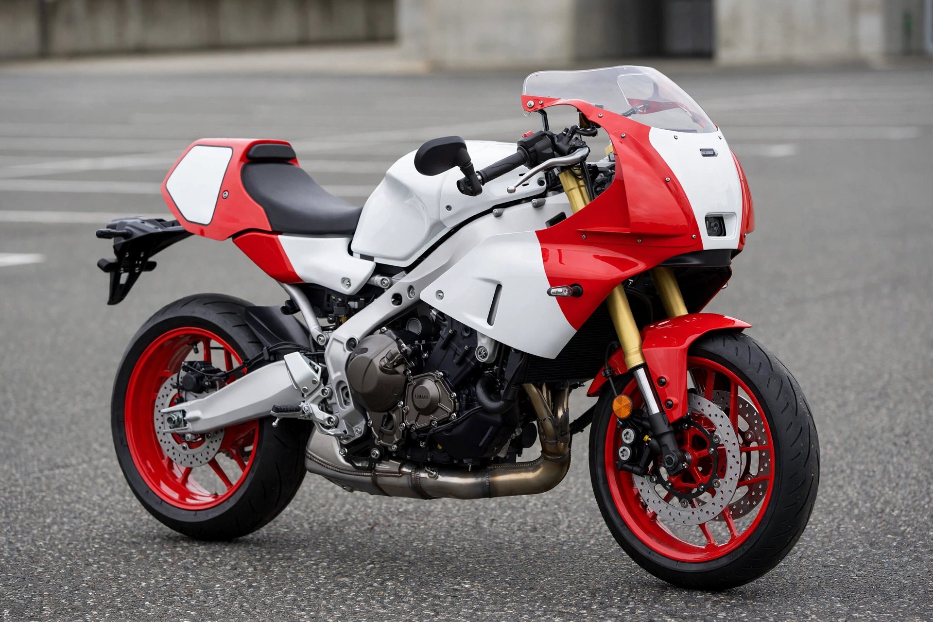 Yamaha XSR900 GP 2024 con carenado estilo años 80