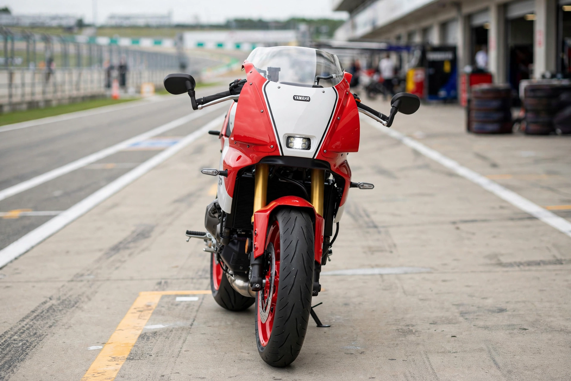 Yamaha XSR900 GP 2024, frontal estilo Gran Premio años 80