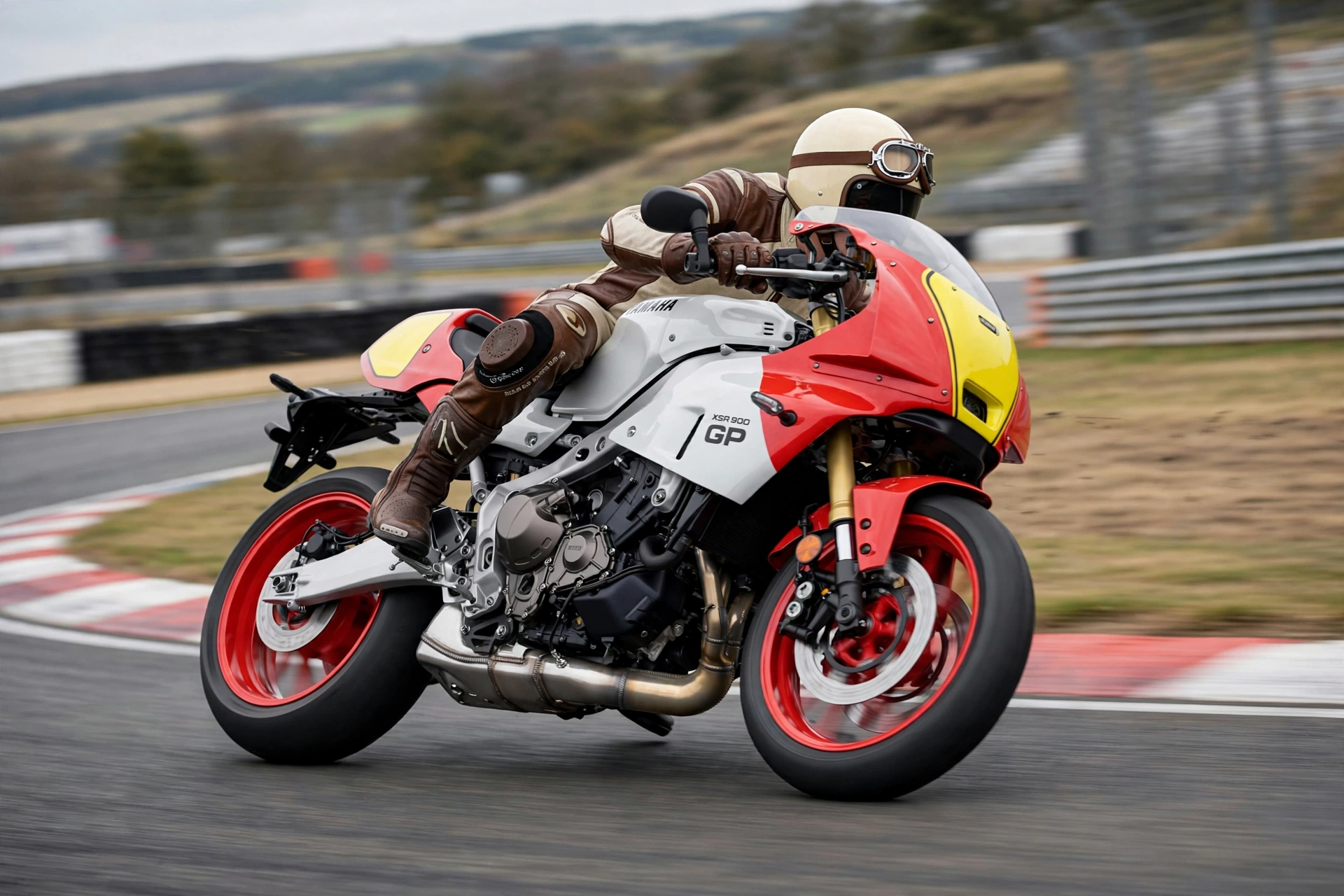 Yamaha XSR900 GP 2024 en circuito al atardecer