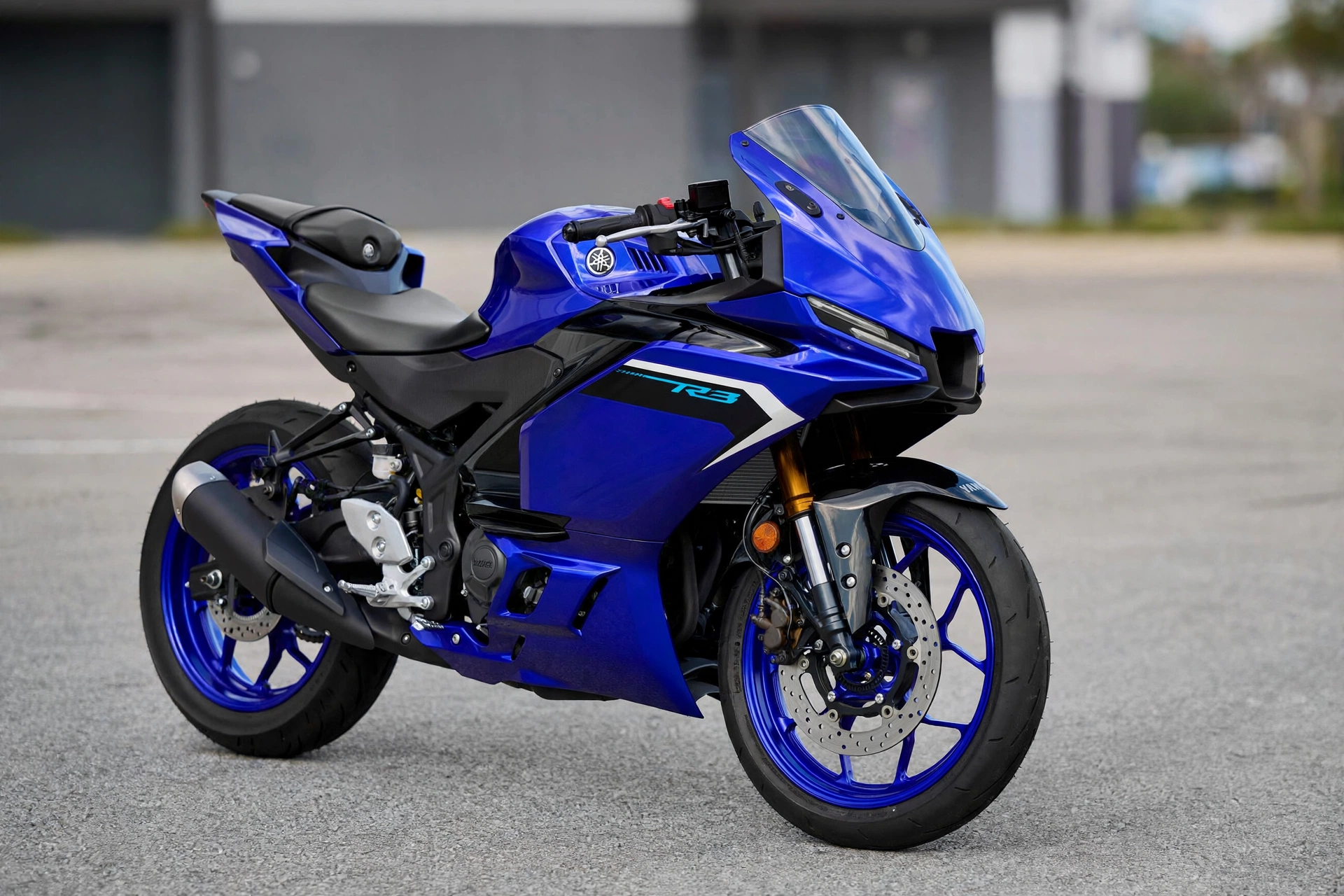 Yamaha YZF-R3 2025 azul con estética R1