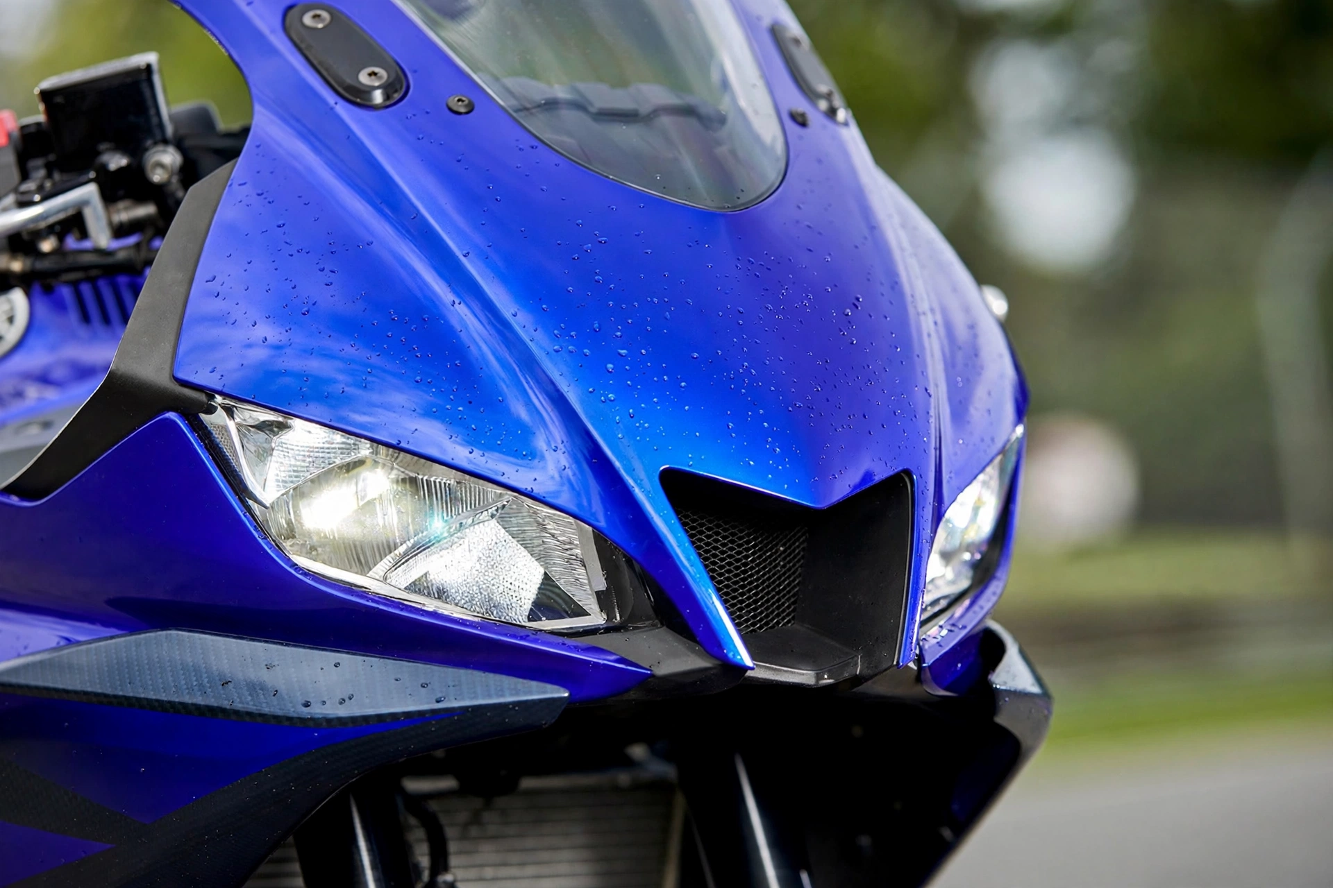 Yamaha YZF-R3 2025, frontal con faro LED central