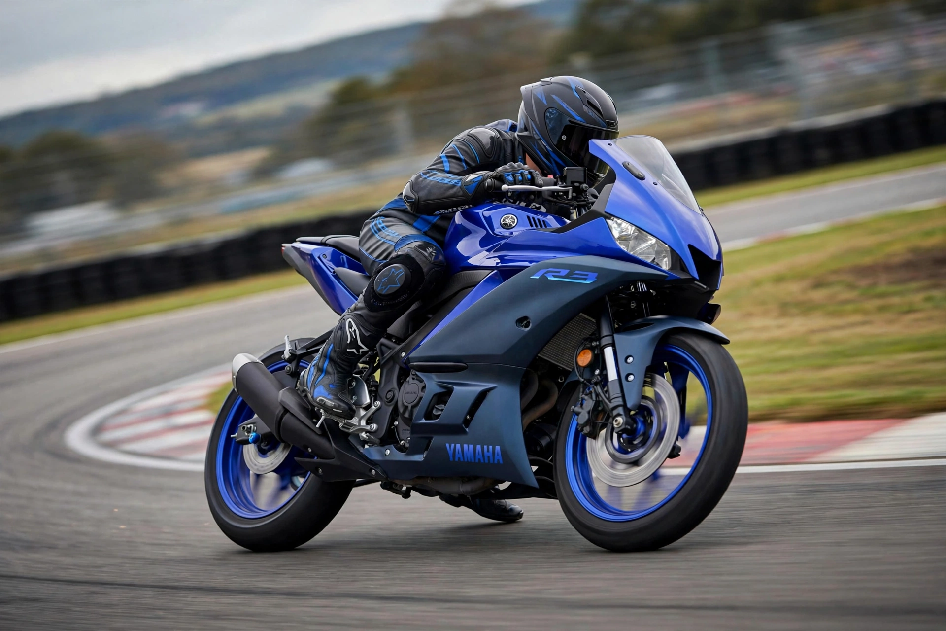 Yamaha YZF-R3 2025 en circuito