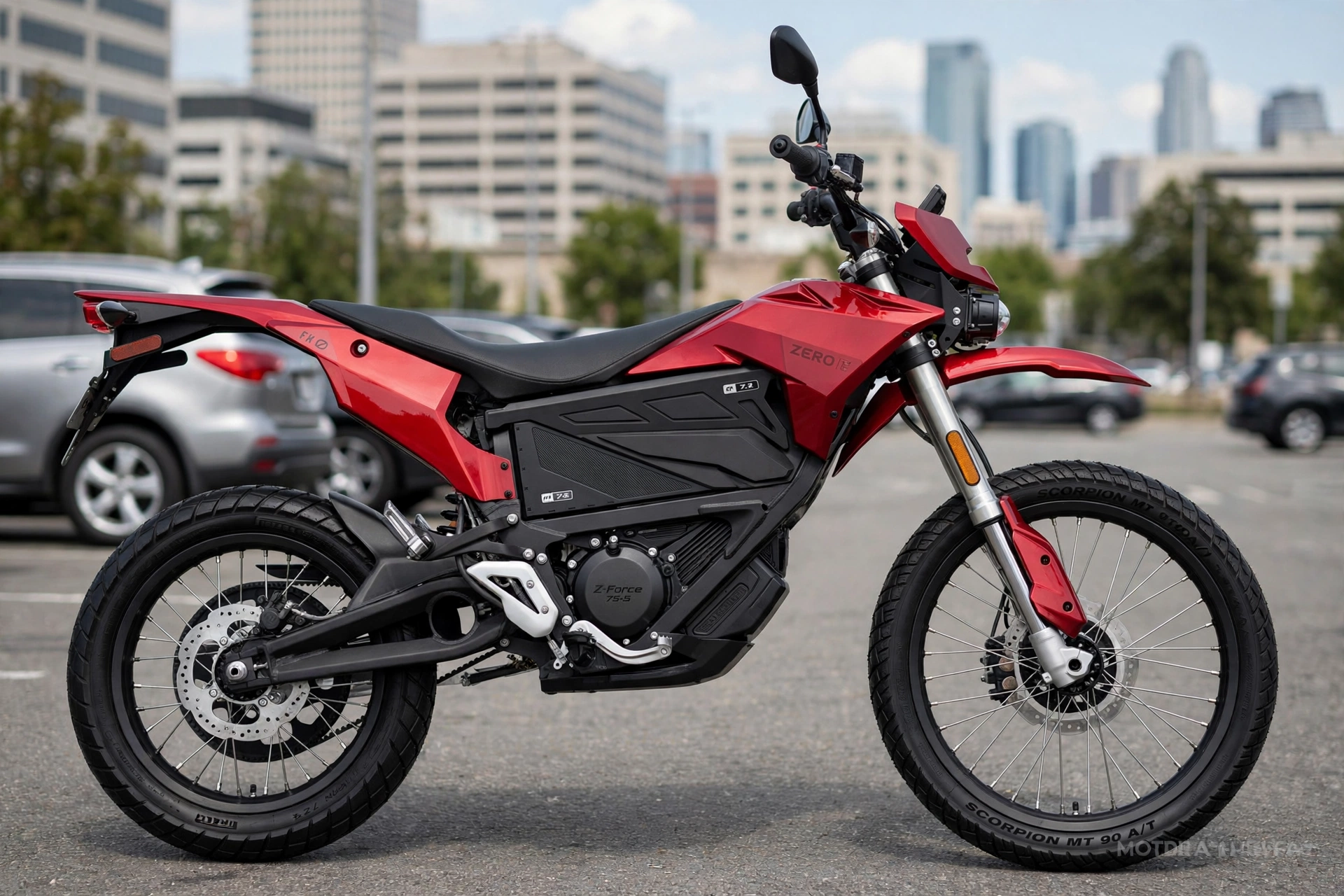 Zero FX 2025, vista tres cuartos trasera