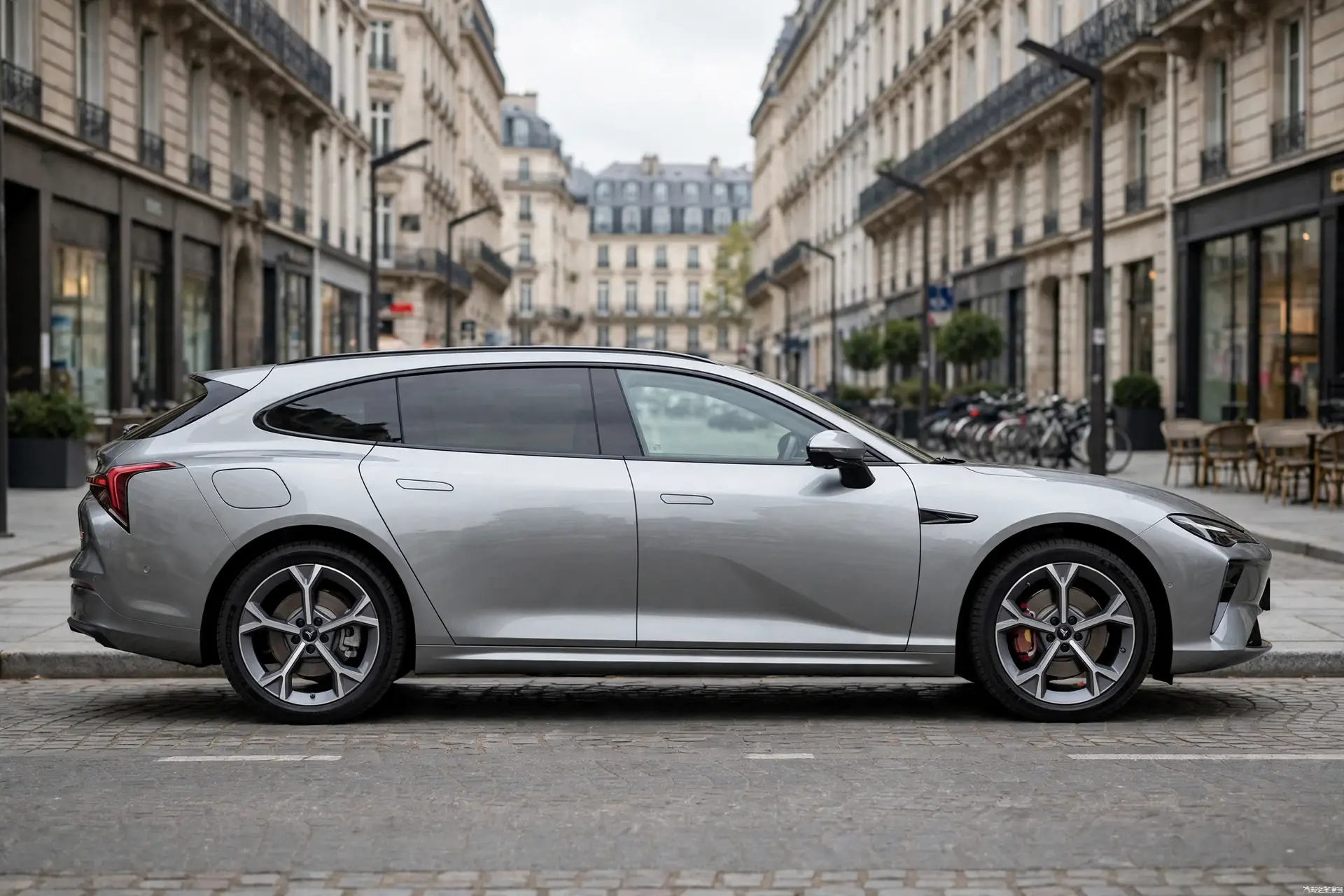 Neta S Shooting Brake, vista lateral en calle europea