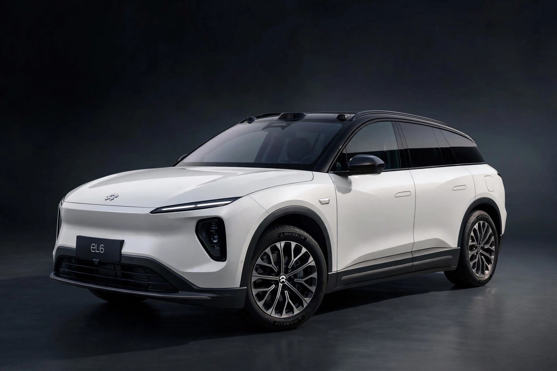 Nio EL6, SUV eléctrico premium chino blanco, vista tres cuartos delantera