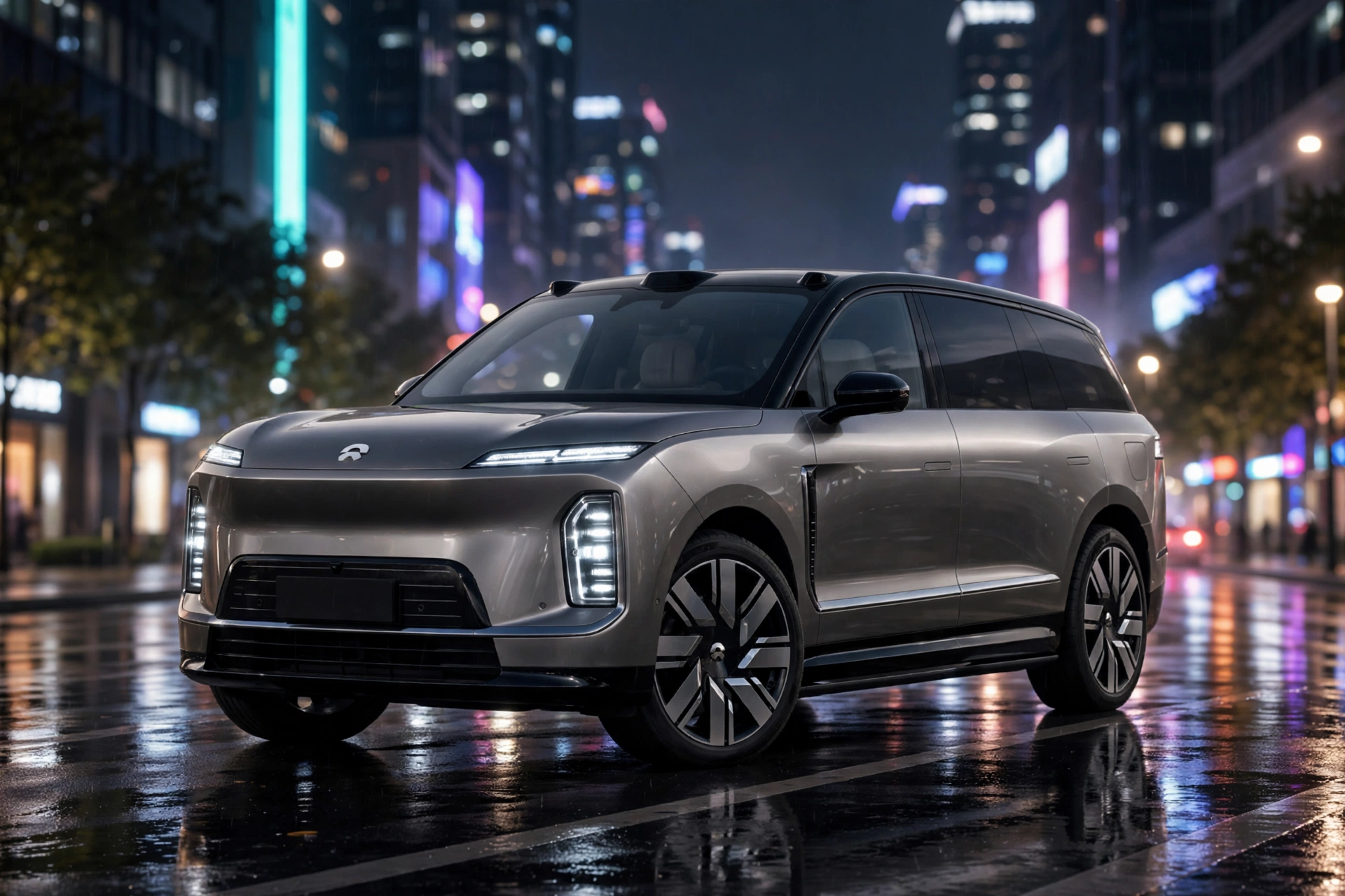 NIO ES9, enorme SUV eléctrico de lujo, en una avenida nocturna de ciudad con luces de neón