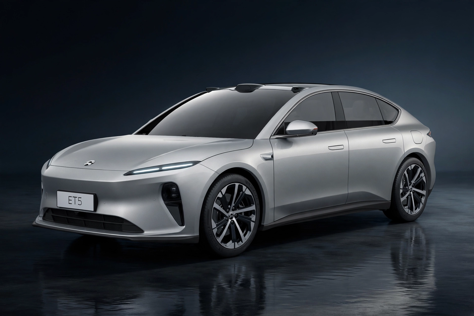 Nio ET5 2025, berlina eléctrica premium china color gris, vista tres cuartos delantera