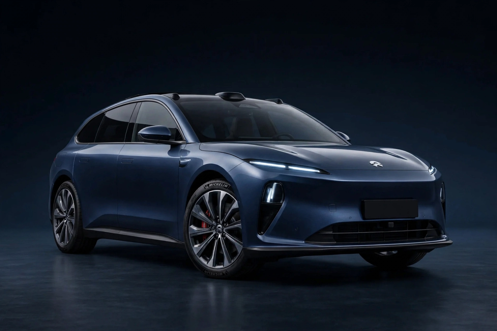 Nio ET5 Touring 2025, familiar eléctrico premium chino azul, vista tres cuartos delantera