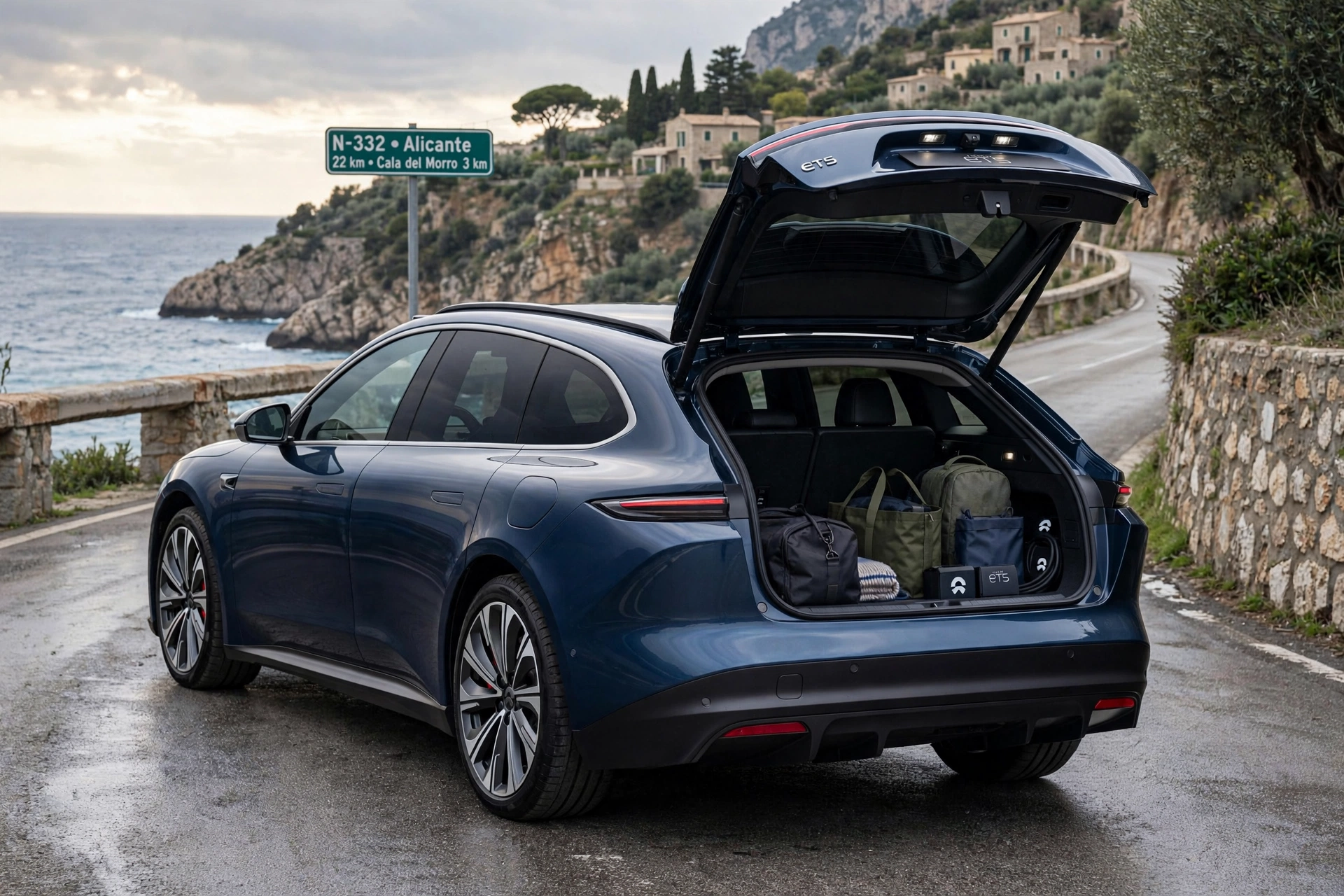 Nio ET5 Touring 2025 azul, familiar eléctrico, vista trasera tres cuartos