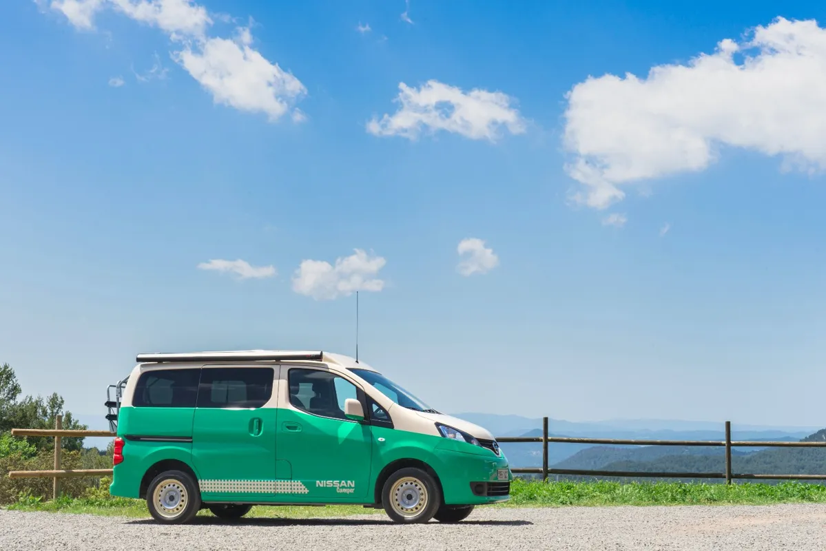 Nissan NV200 Camper, vista lateral con el vinilado bicolor oficial