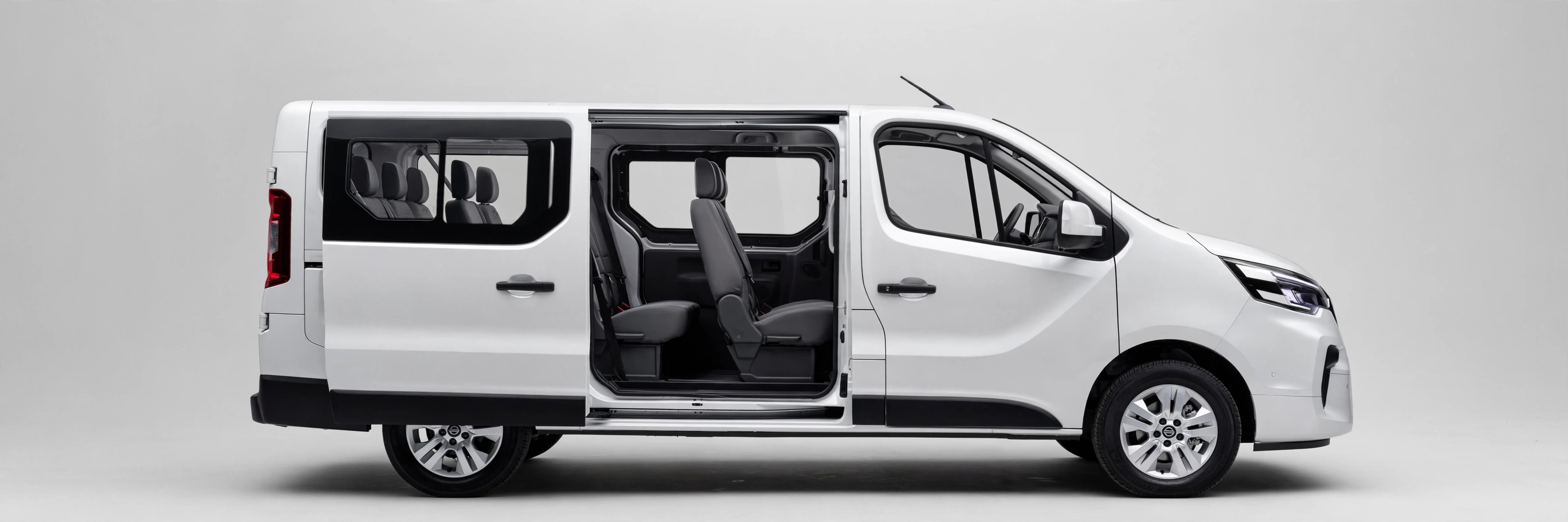 Nissan Primastar Combi 2.0 dCi, vista lateral