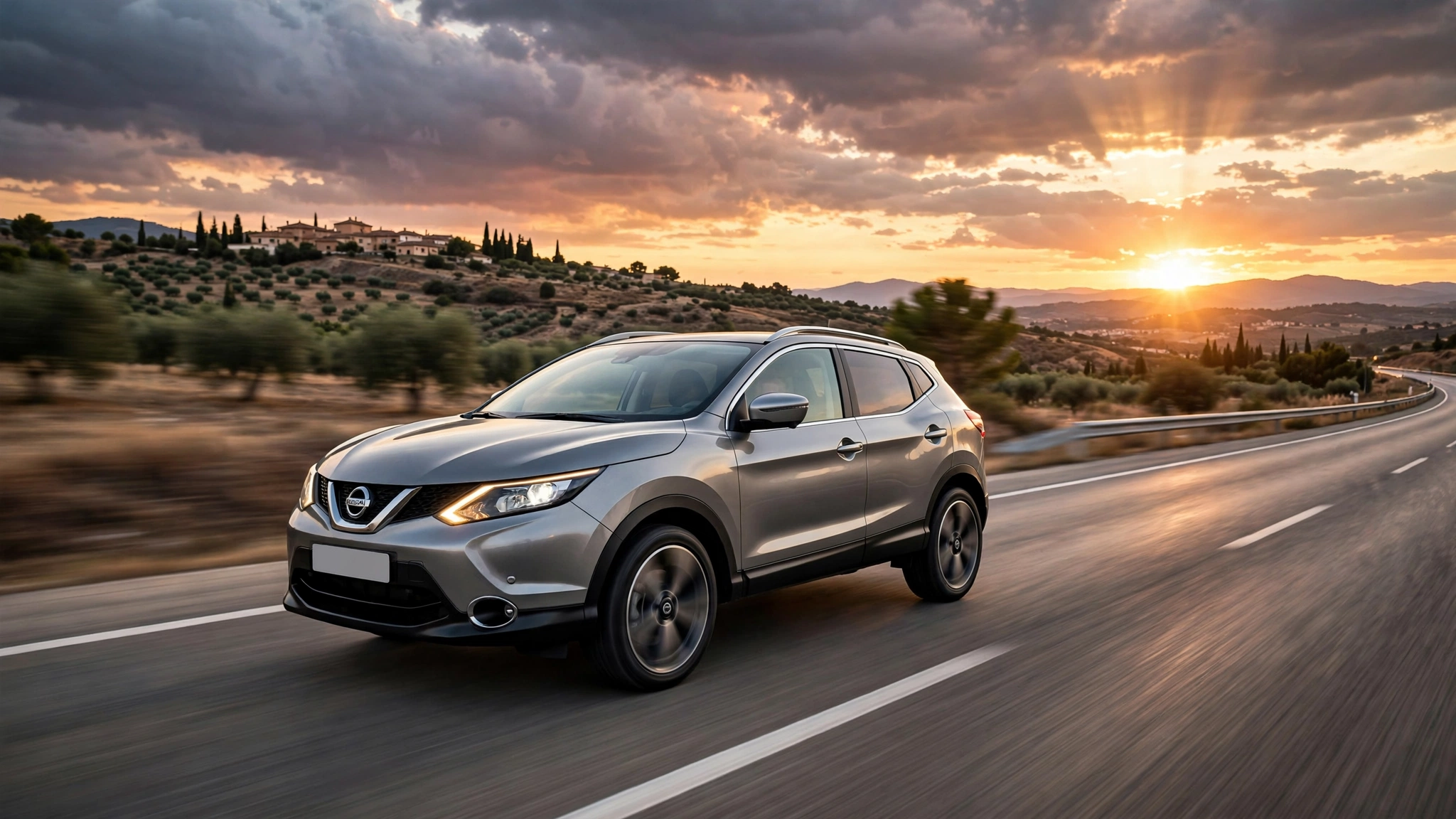 Nissan Qashqai gris circulando por una autovía española al atardecer
