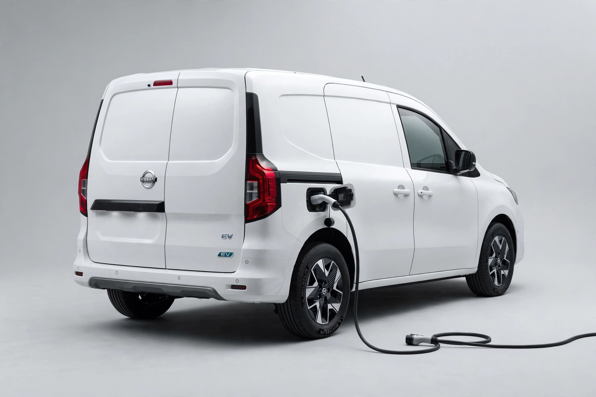 Nissan Townstar EV, vista lateral en ciudad