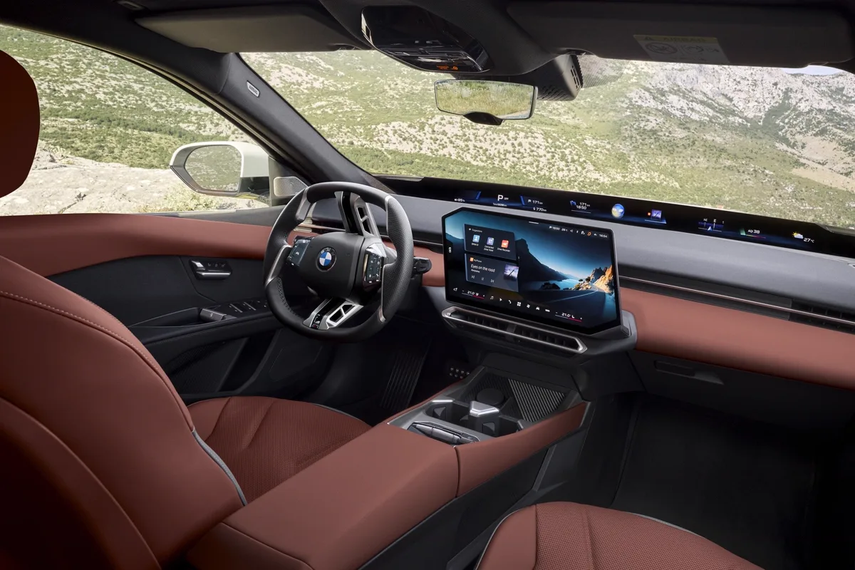 Interior del BMW i3 con asientos de cuero marron, pantalla de 17,9 pulgadas y Panoramic Vision
