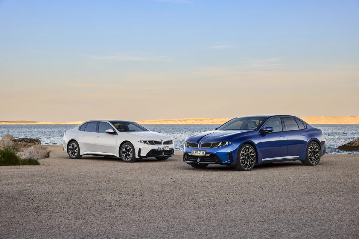BMW i3 50 xDrive, dos unidades (blanca y azul) vistas de frente junto al mar