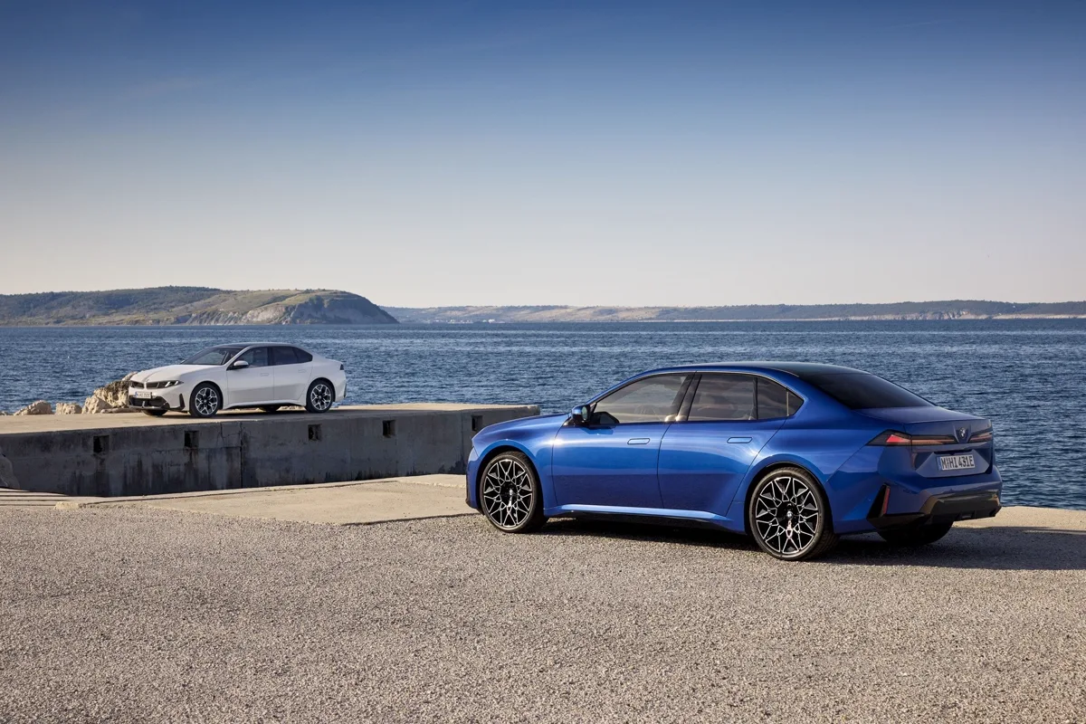 BMW i3 50 xDrive azul, vista tres cuartos trasera junto al mar