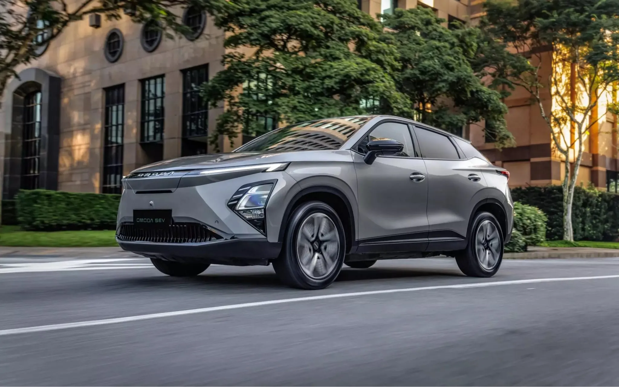 Omoda 5 EV 2025 eléctrico en ciudad española