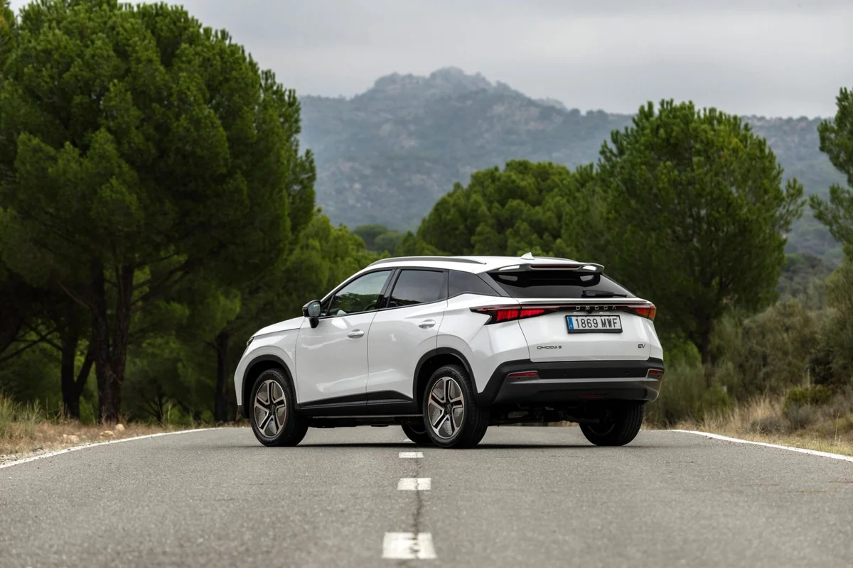 Omoda 5 EV blanco tres cuartos trasero en carretera