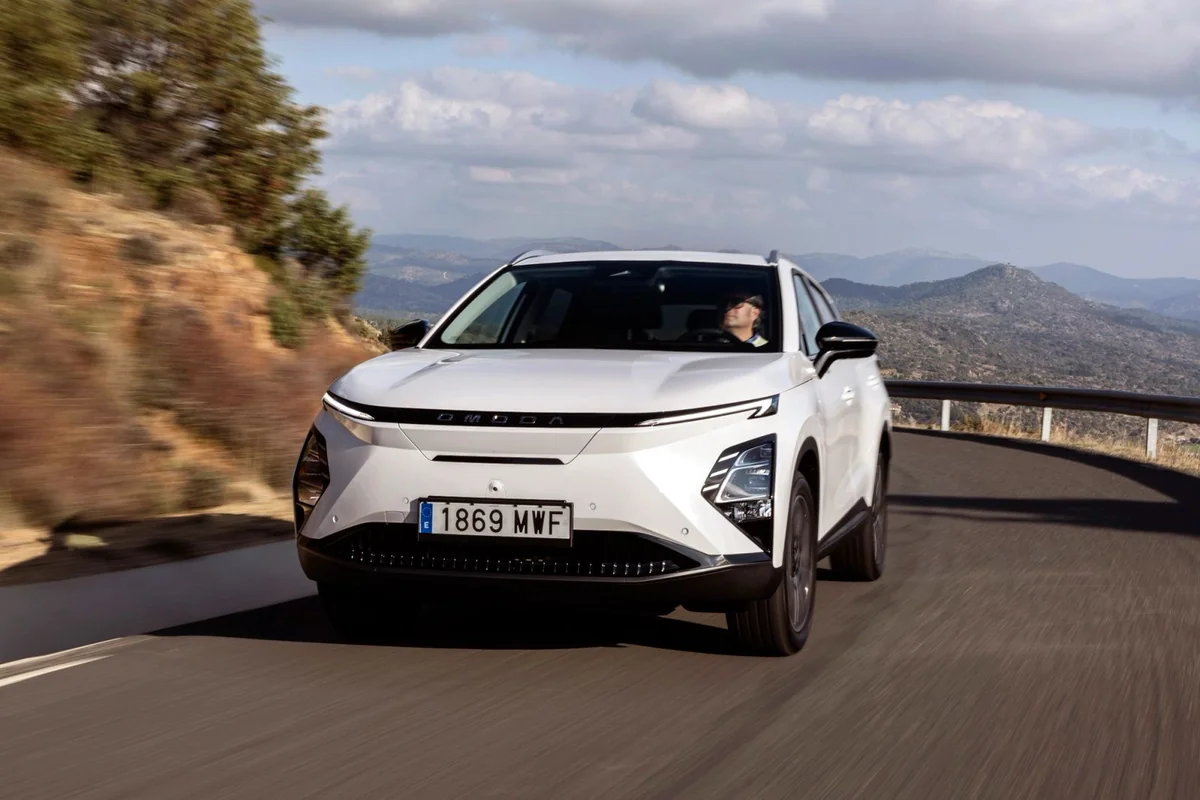 Omoda 5 EV blanco frontal en carretera