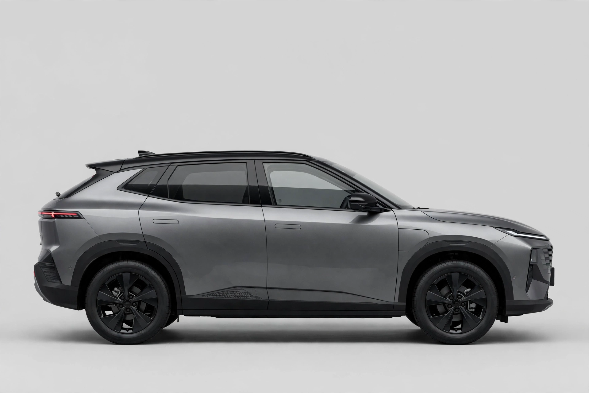 Omoda 5 gasolina, vista lateral con parrilla paramétrica