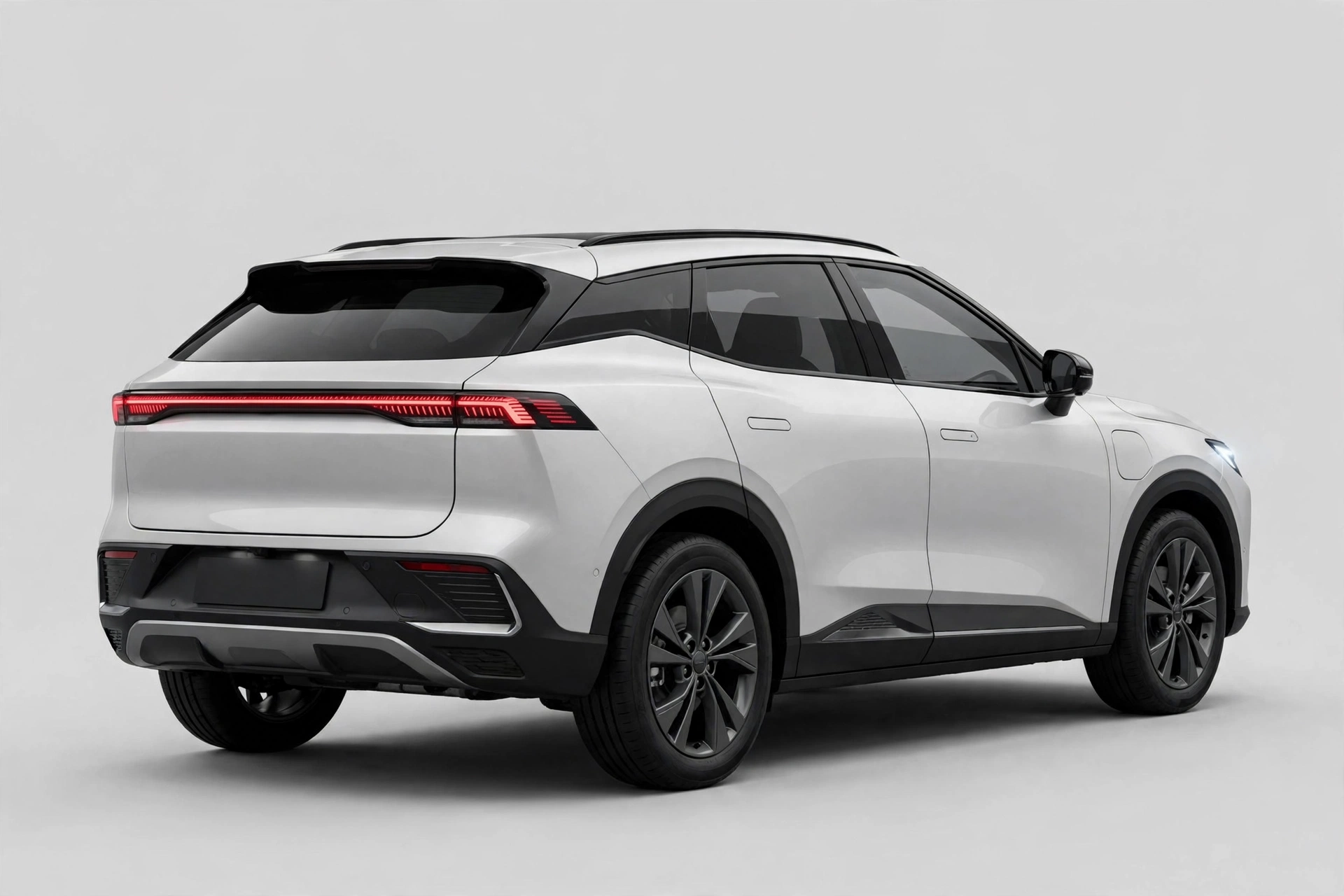 Omoda 5 SHS-H blanco, tres cuartos trasero con firma lumínica