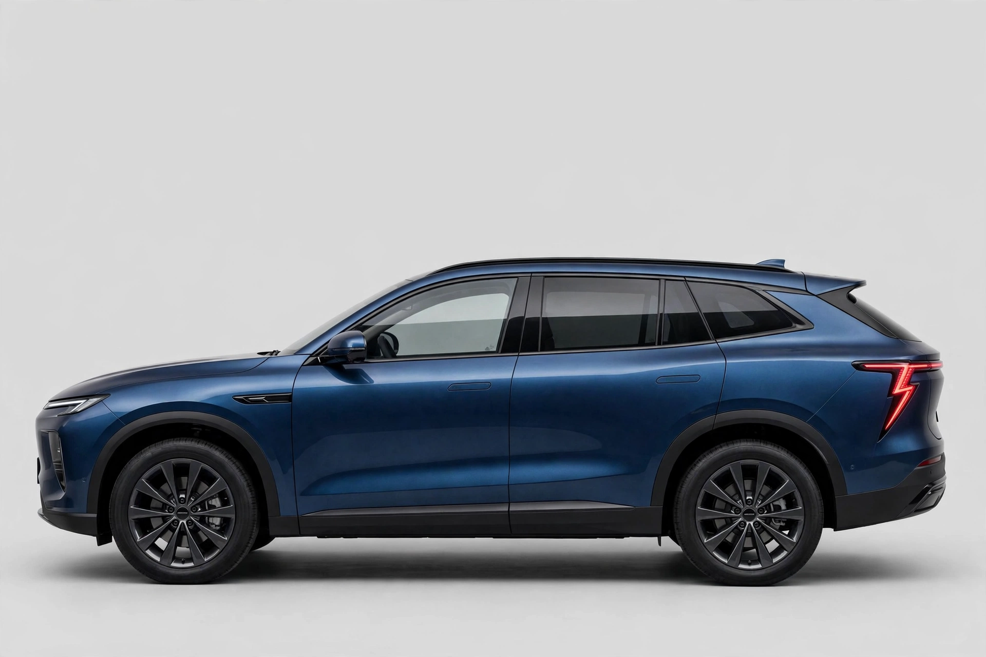 Omoda 7 SHS azul, vista lateral con llantas de 20 pulgadas