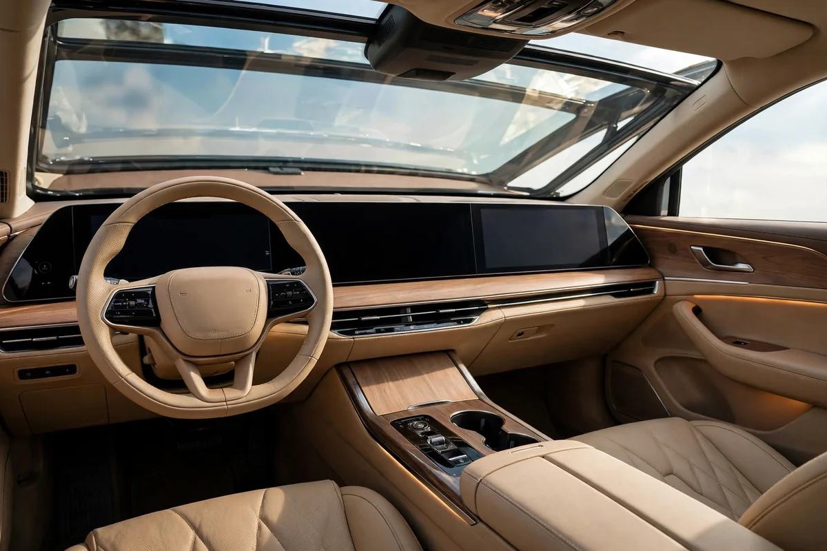 Interior del Omoda S5 con pantalla central