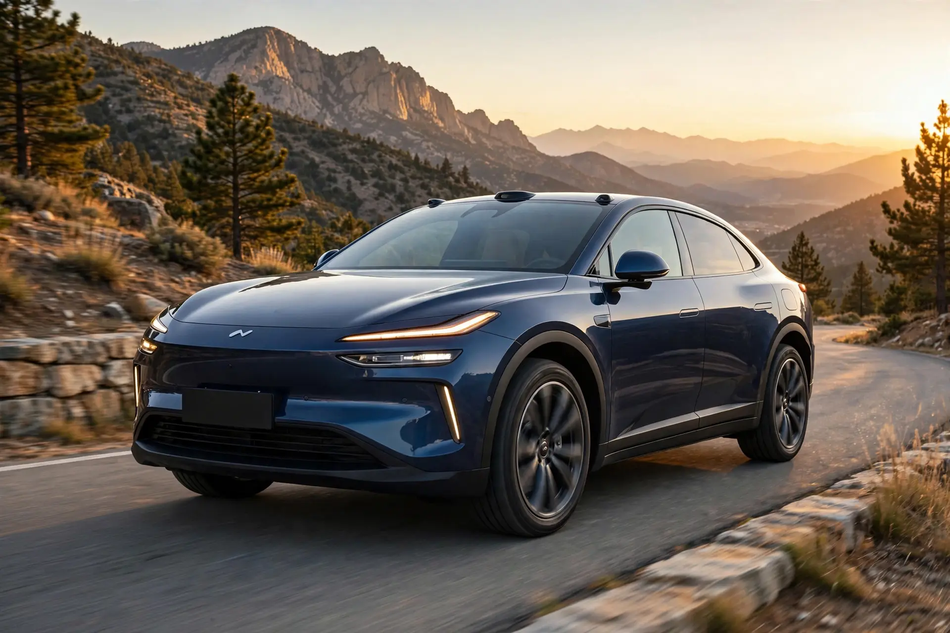 Onvo L60 2026, SUV coupé eléctrico azul en carretera de montaña al atardecer