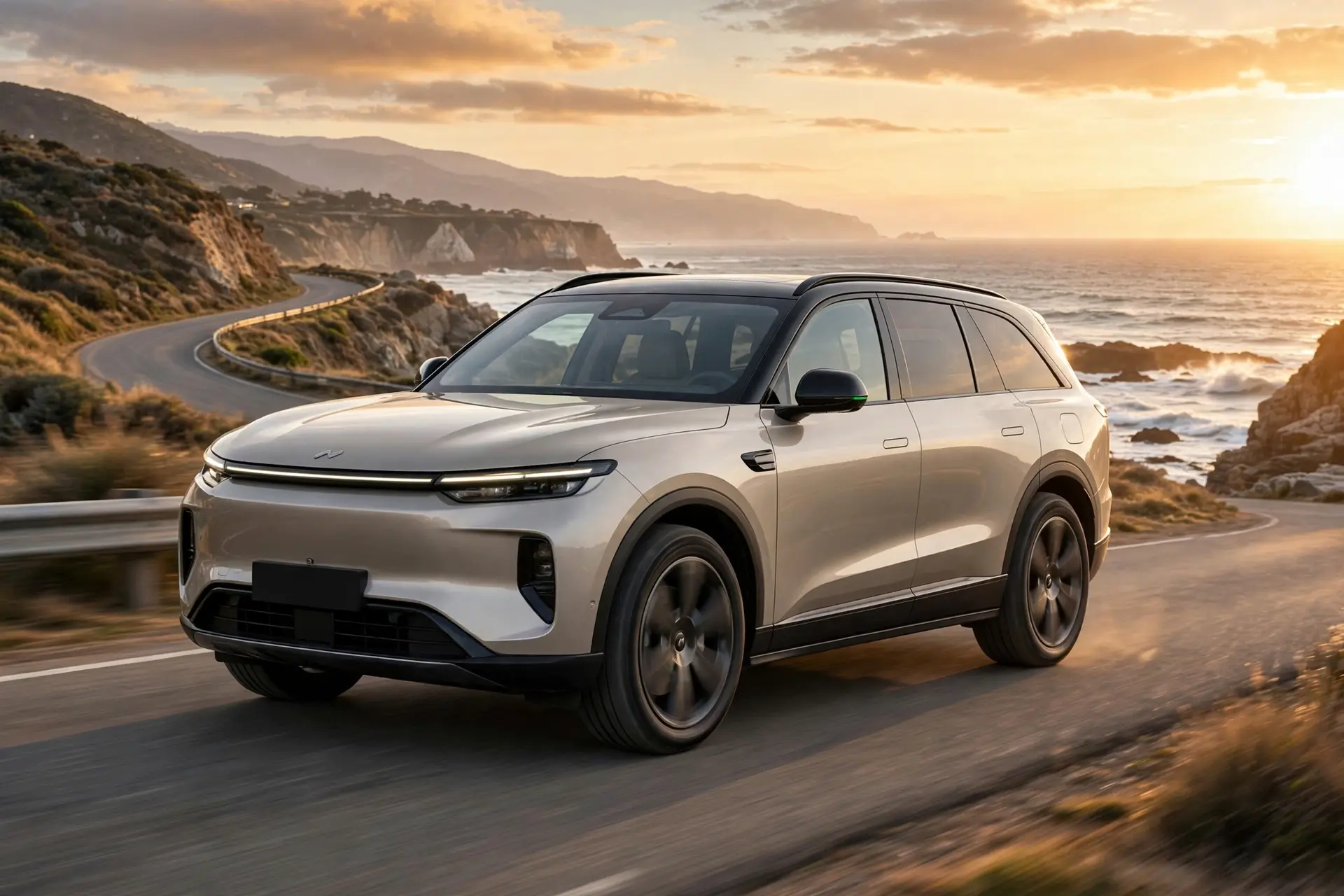 Onvo L80 2026, gran SUV eléctrico familiar plateado en carretera costera al atardecer