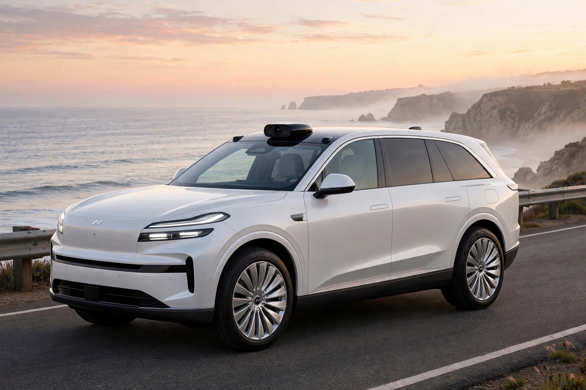 SUV eléctrico familiar Onvo L90 de NIO en blanco perla con sensor LiDAR en el techo junto a la costa al amanecer