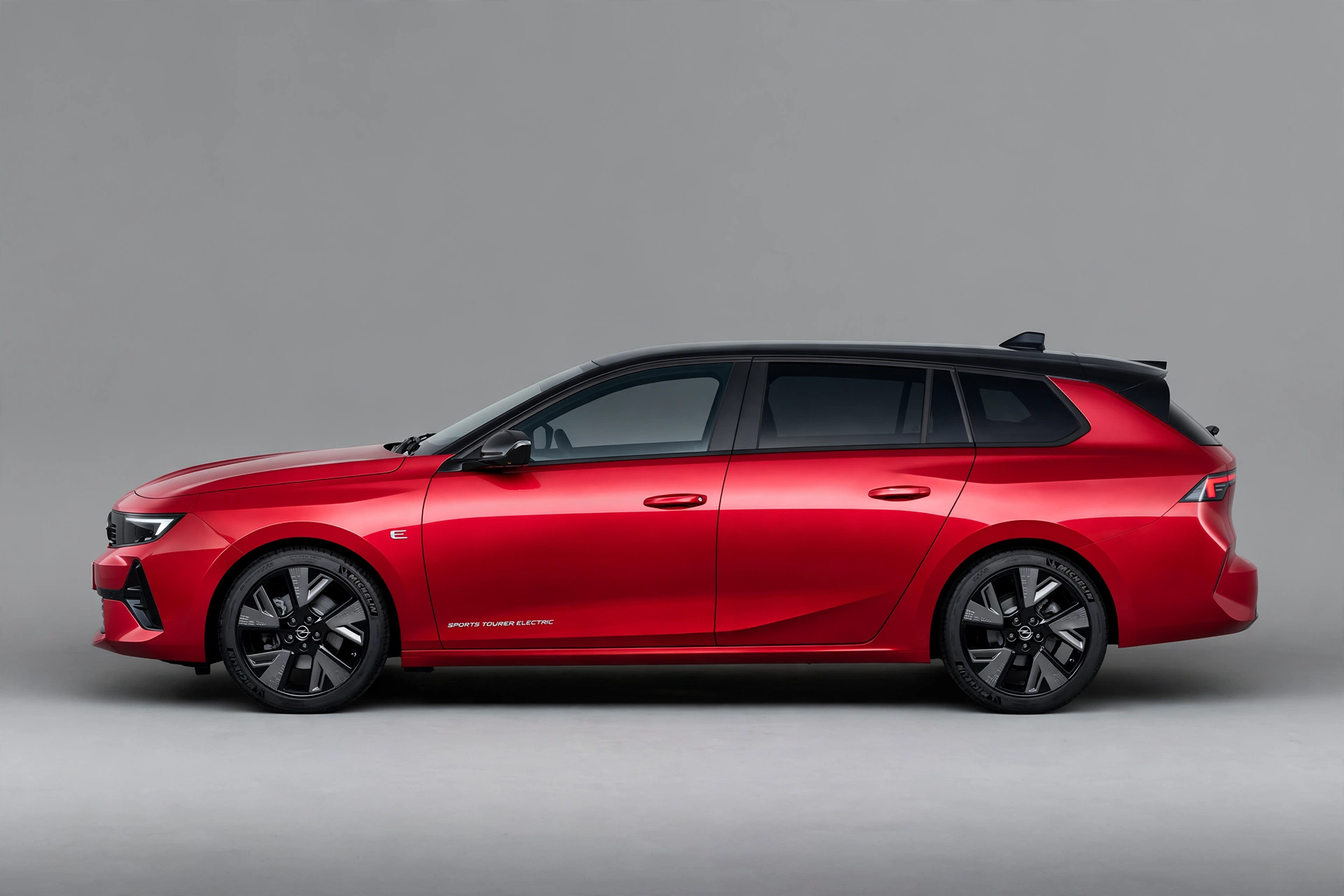 Opel Astra Sports Tourer Electric, vista lateral