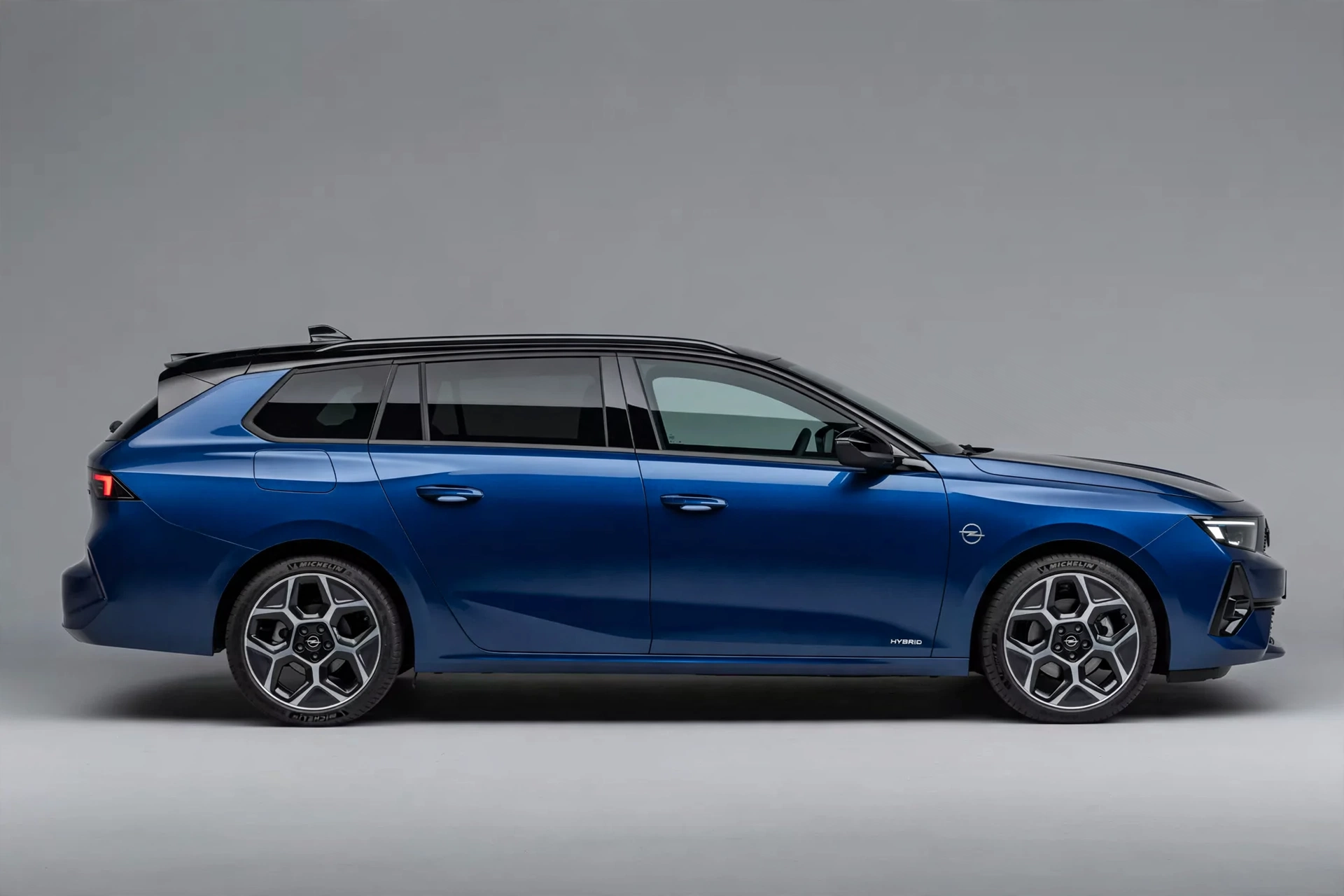 Opel Astra Sports Tourer Hybrid 145, vista lateral