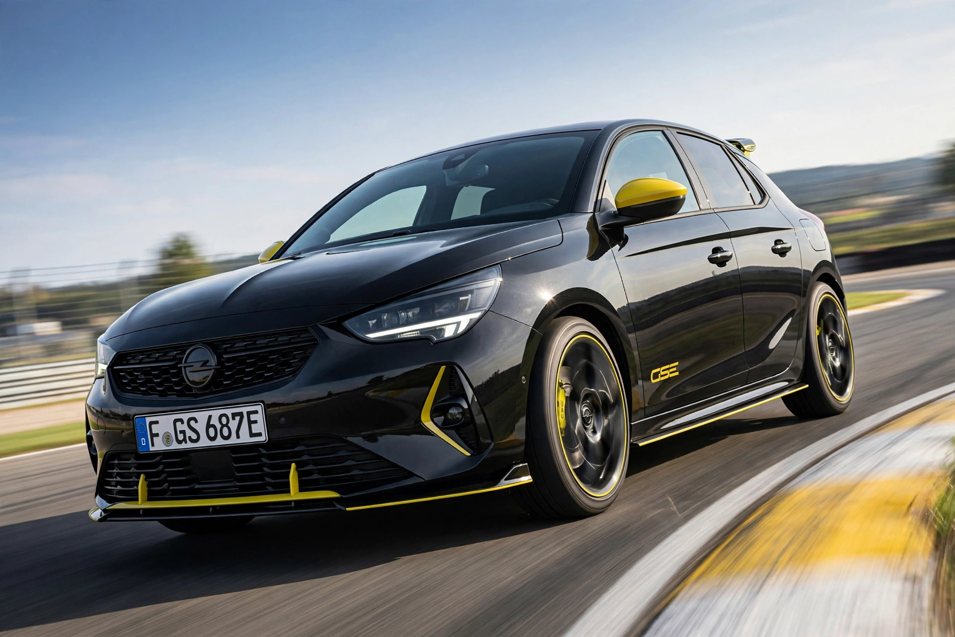 Opel Corsa GSE deportivo eléctrico de color llamativo en carretera de curvas