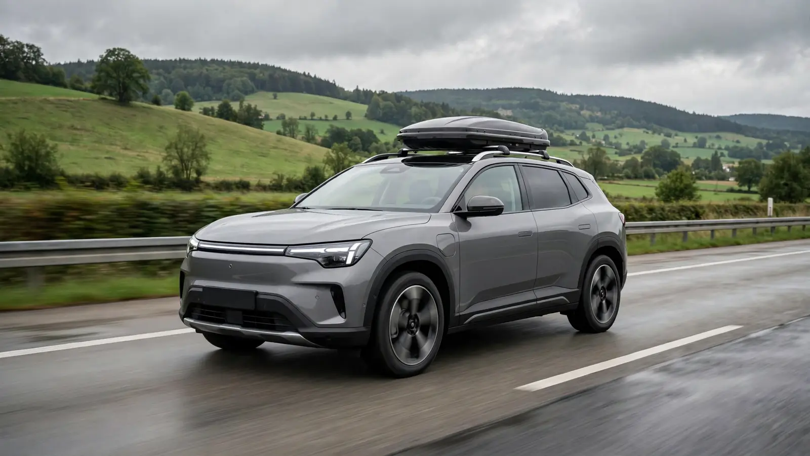 SUV eléctrico familiar gris circulando por una autopista alemana entre colinas verdes