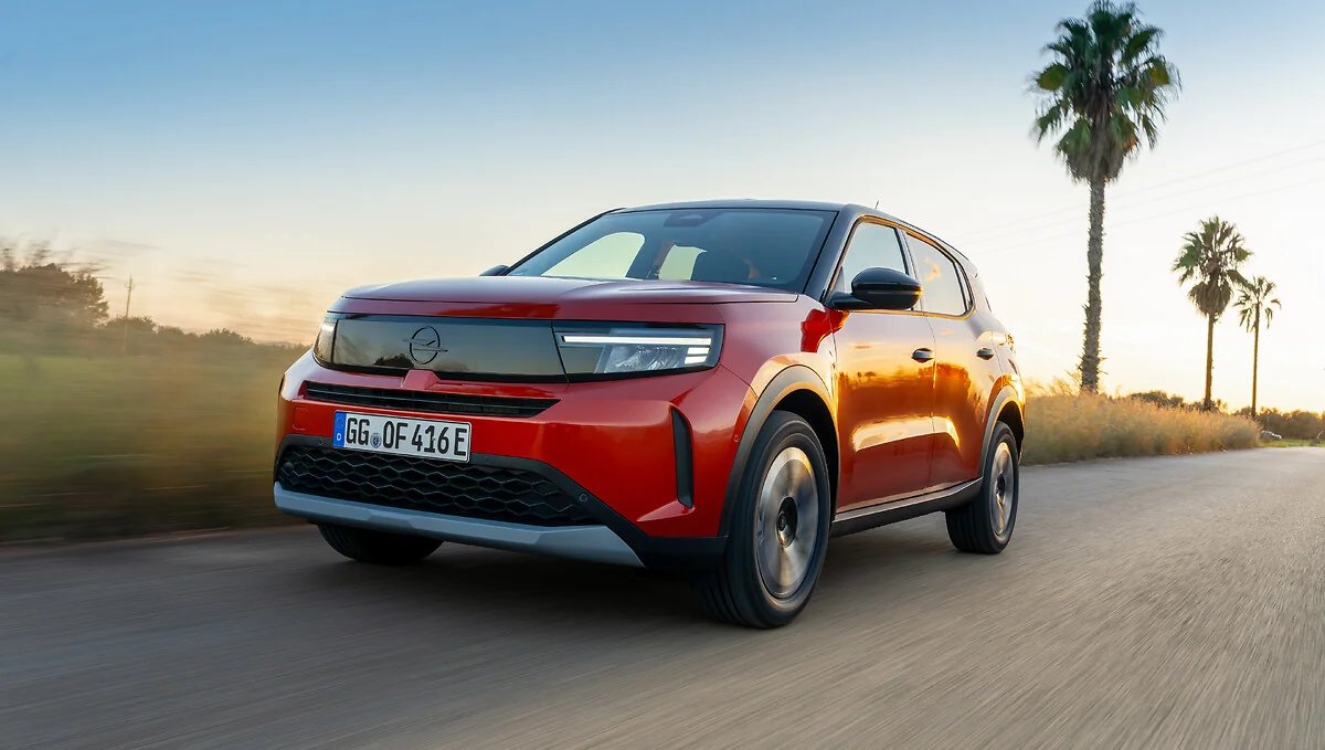 Opel Frontera Electric rojo tres cuartos frontal