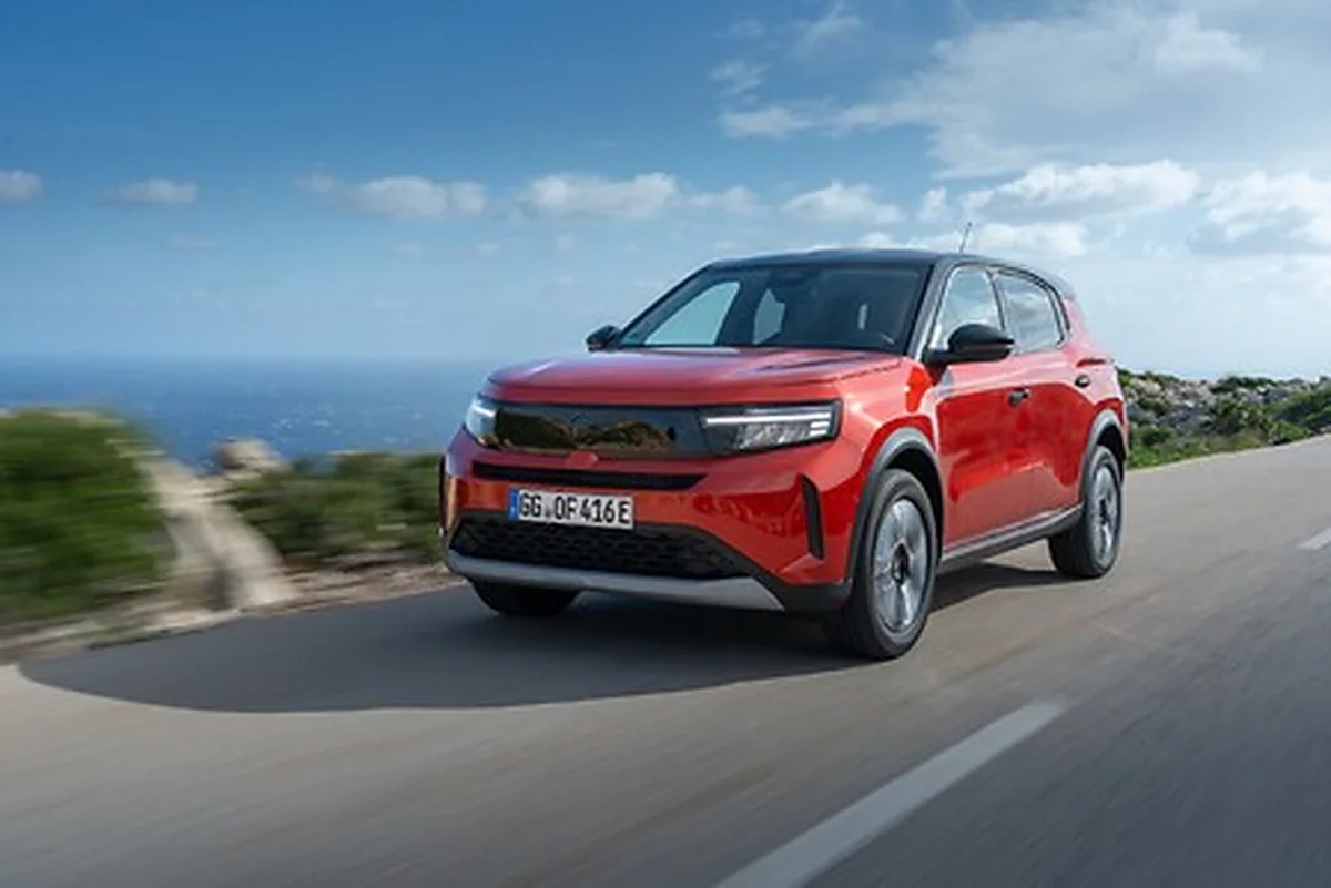 Opel Frontera Electric rojo en carretera